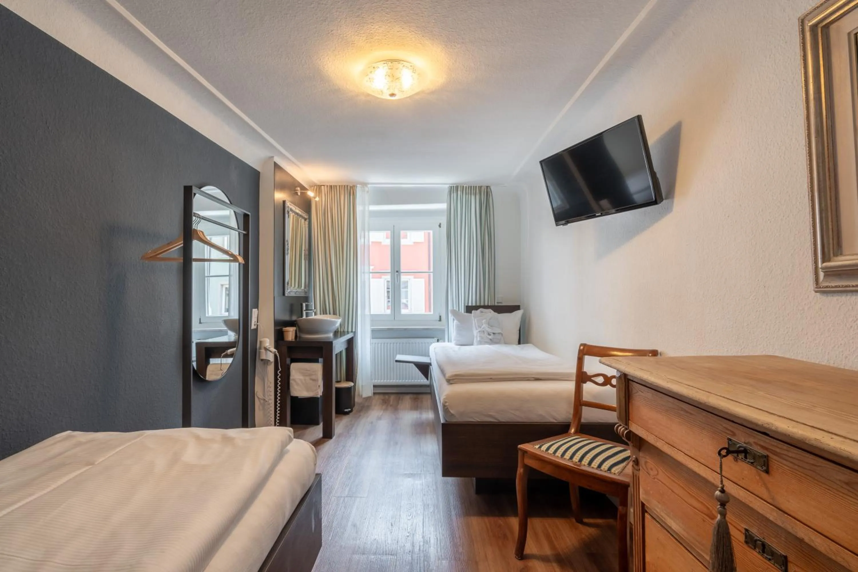 Photo of the whole room, Bed in Hotel am Fischmarkt