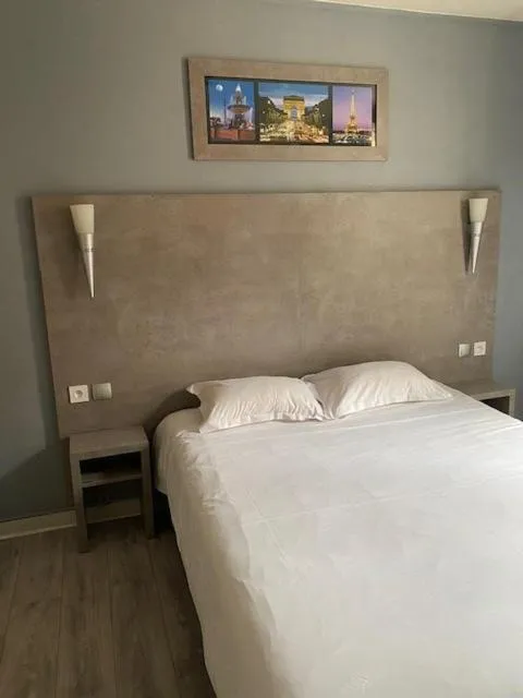 Bedroom, Bed in Hôtel Le Home Saint Louis