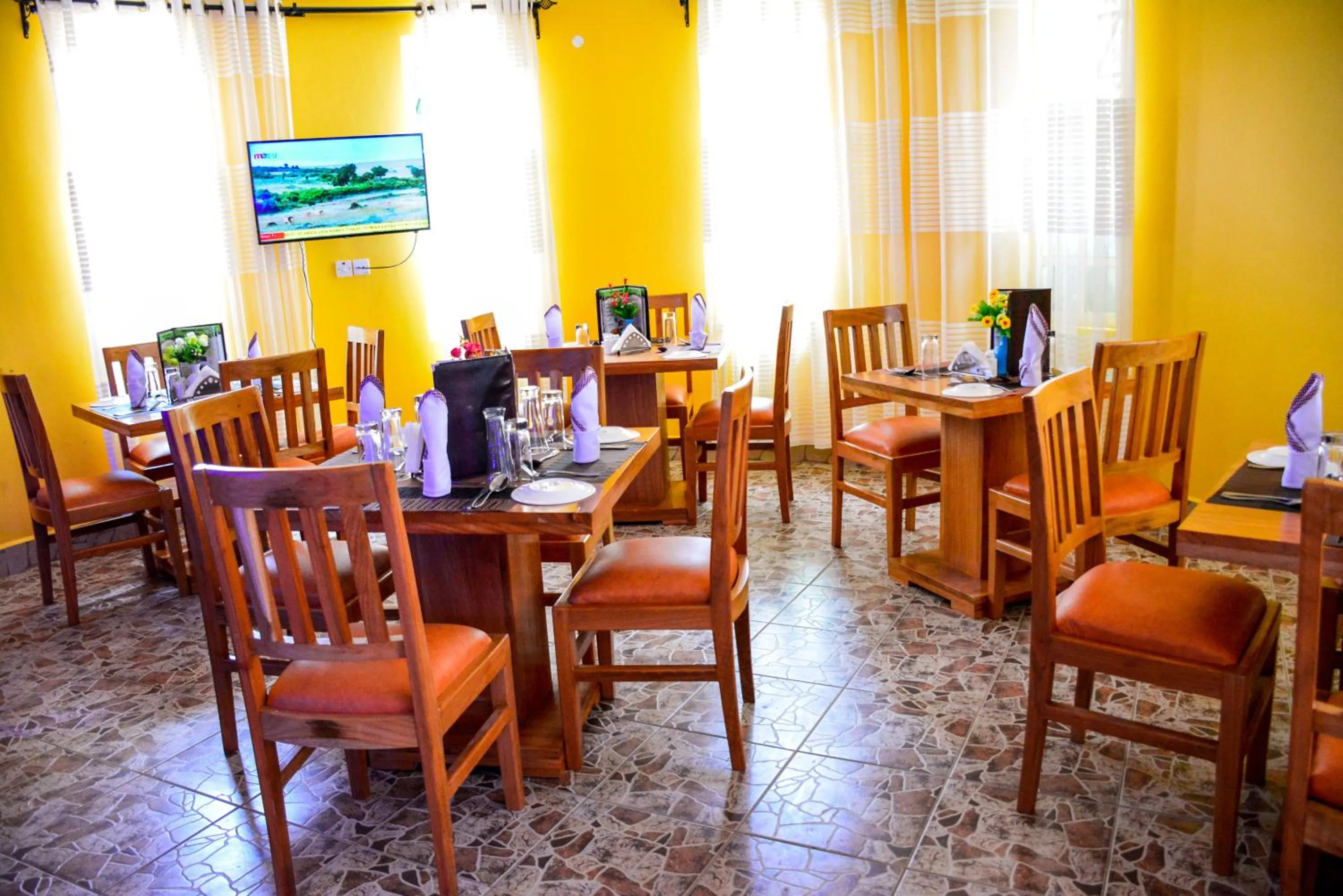 Restaurant/places to eat in Crest Safari Lodge Bed and Breakfast