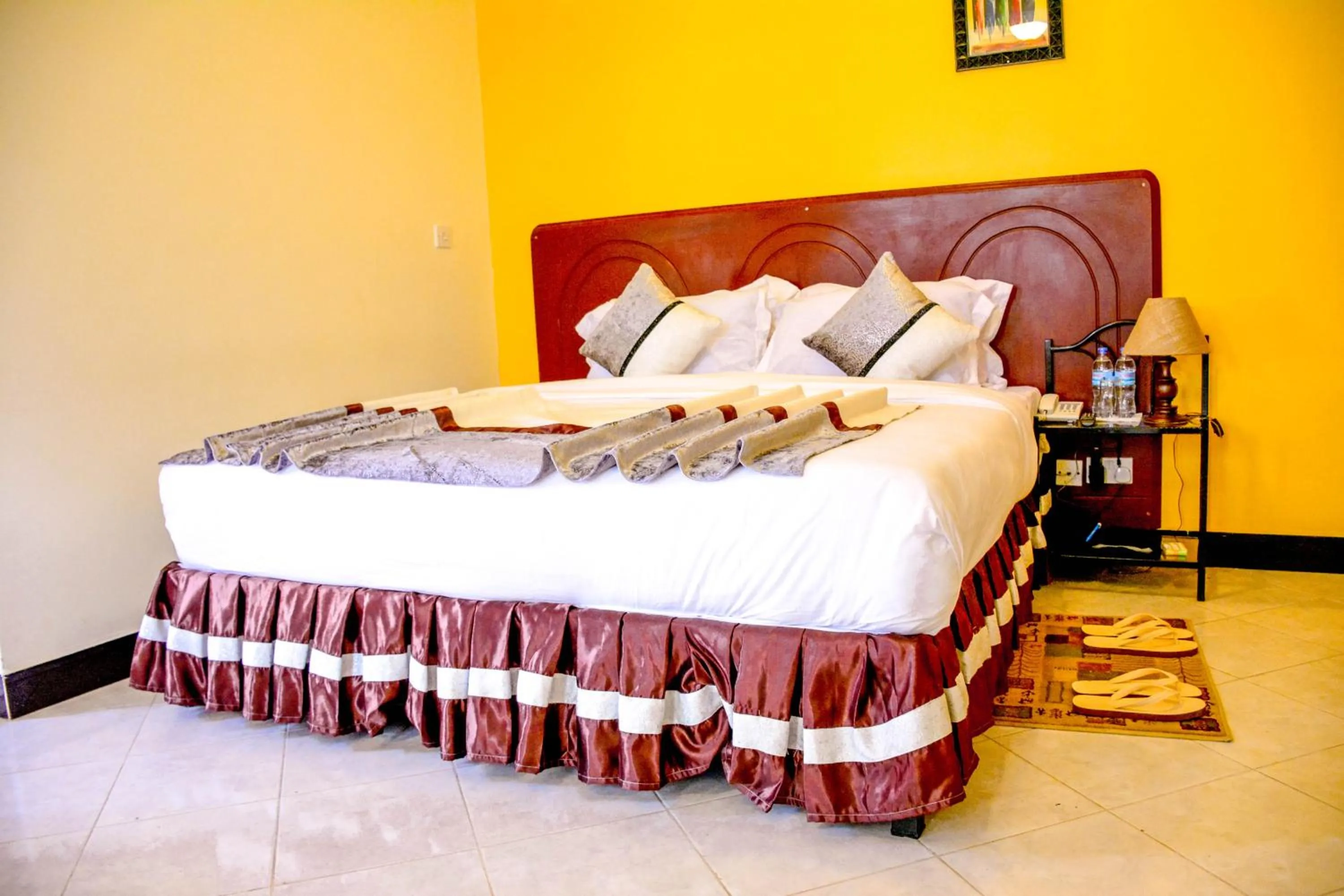 Bed in Crest Safari Lodge Bed and Breakfast