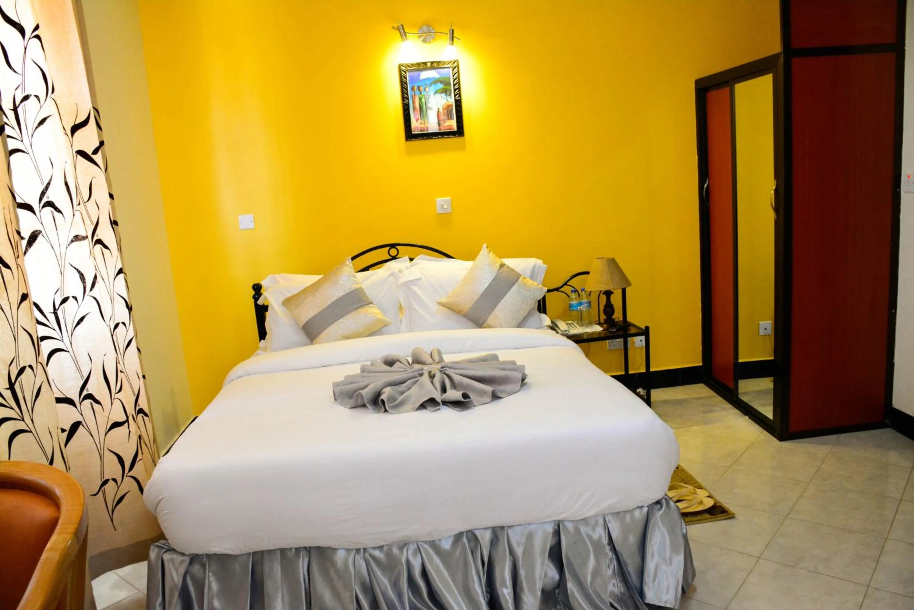 Bedroom in Crest Safari Lodge Bed and Breakfast