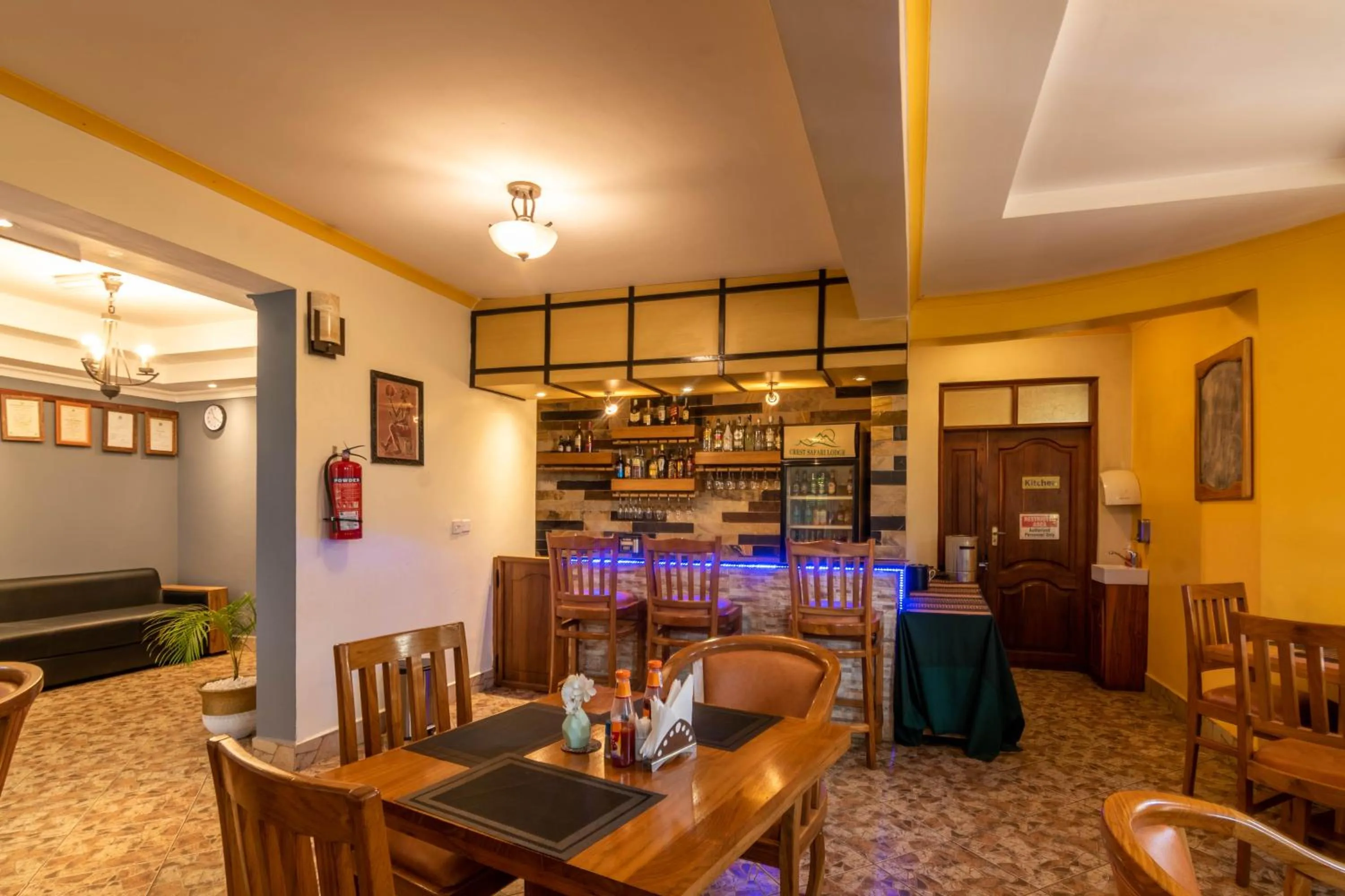 Restaurant/places to eat in Crest Safari Lodge Bed and Breakfast