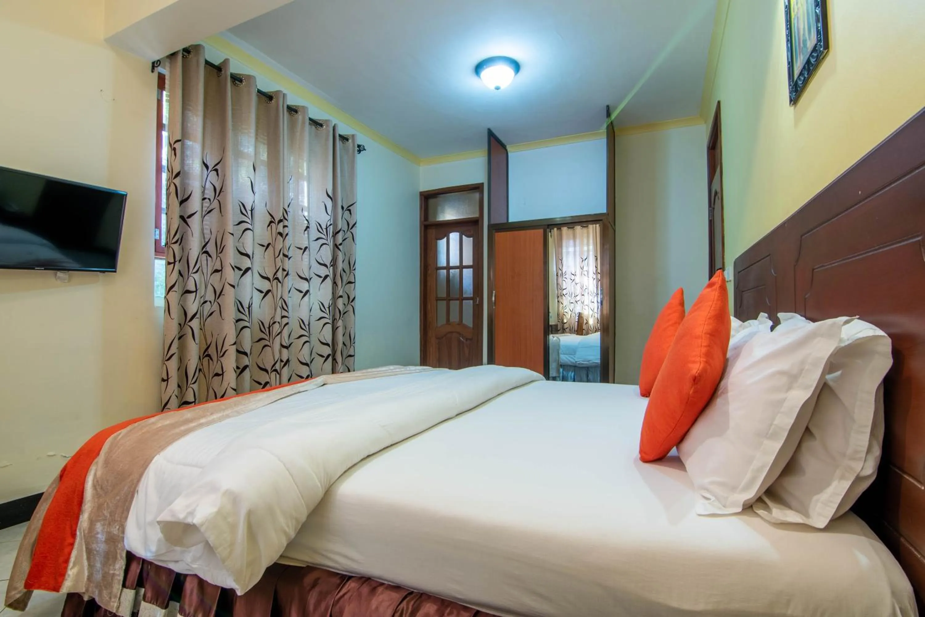 Bedroom in Crest Safari Lodge Bed and Breakfast