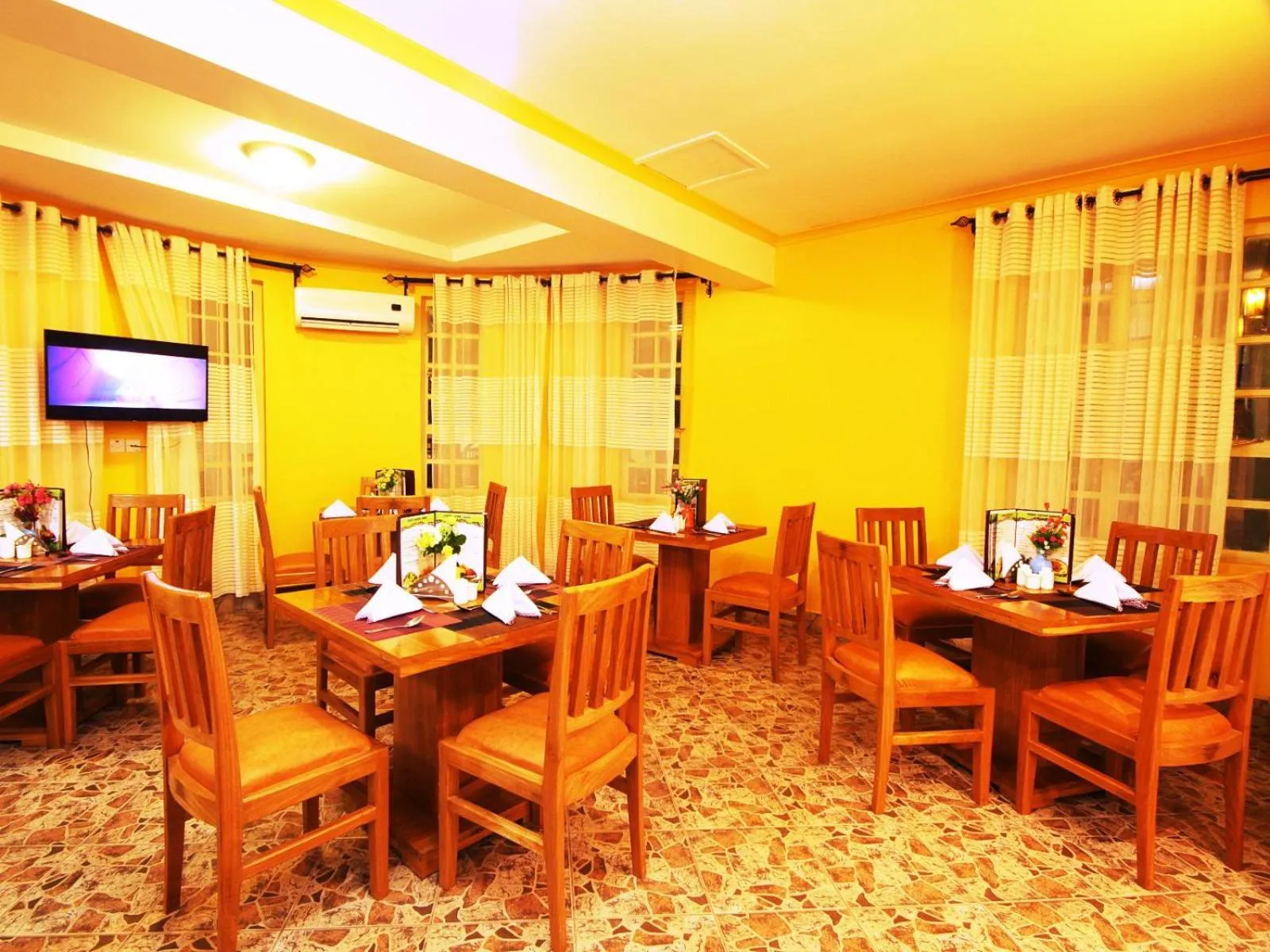 Dining area in Crest Safari Lodge Bed and Breakfast