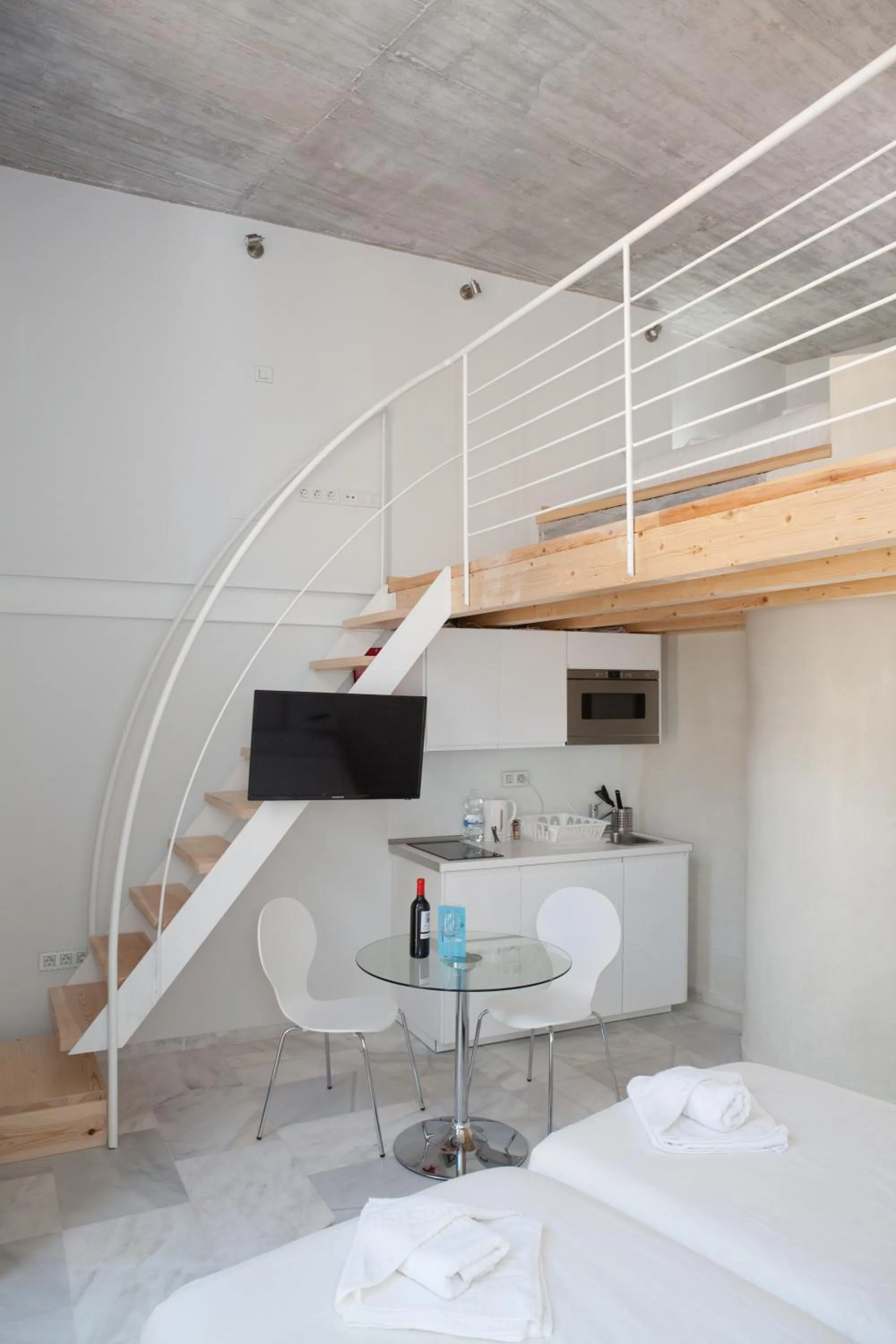 Kitchen or kitchenette, Bed in Malaga City Breaks