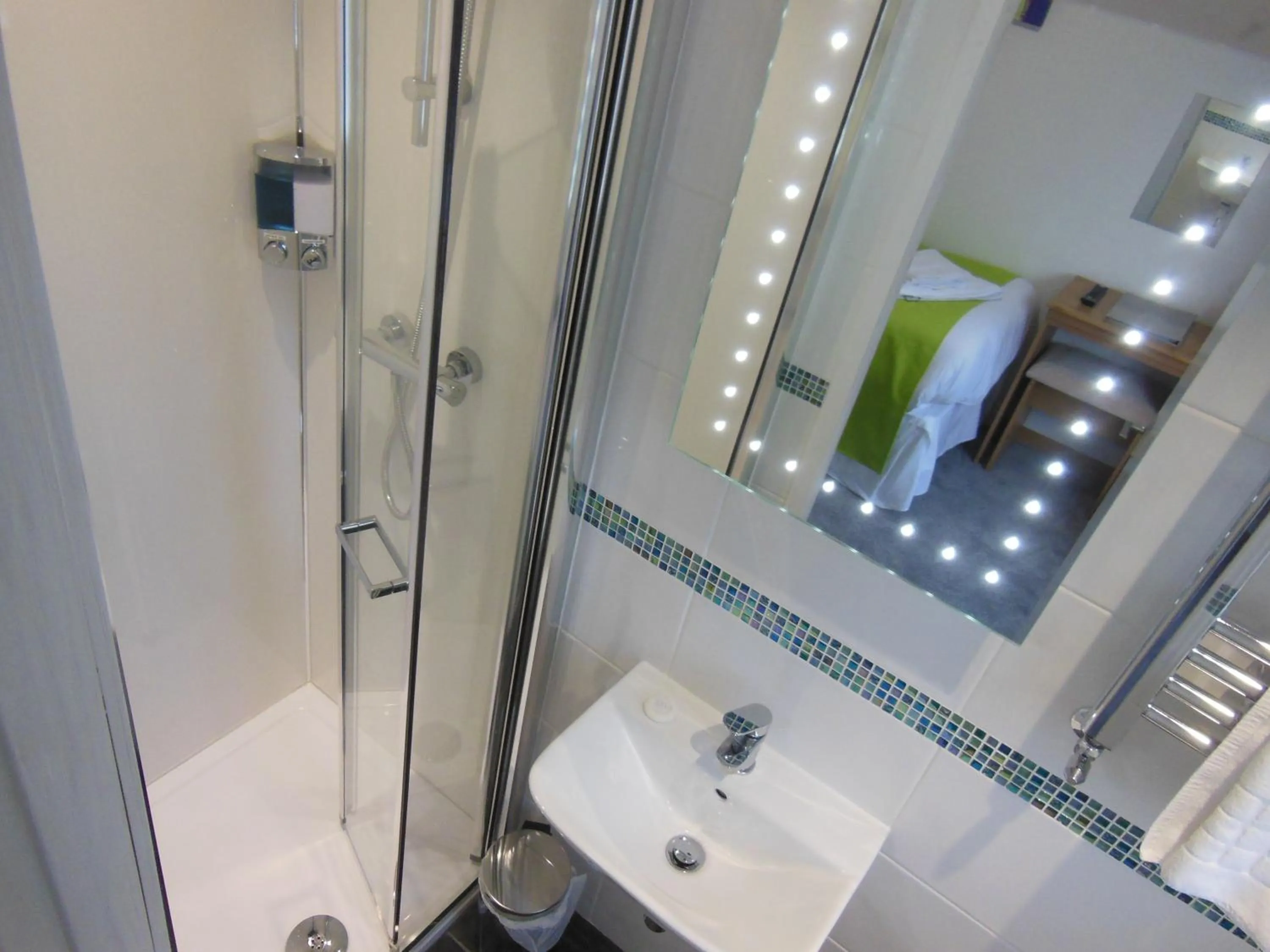 Shower in Y Giler Arms