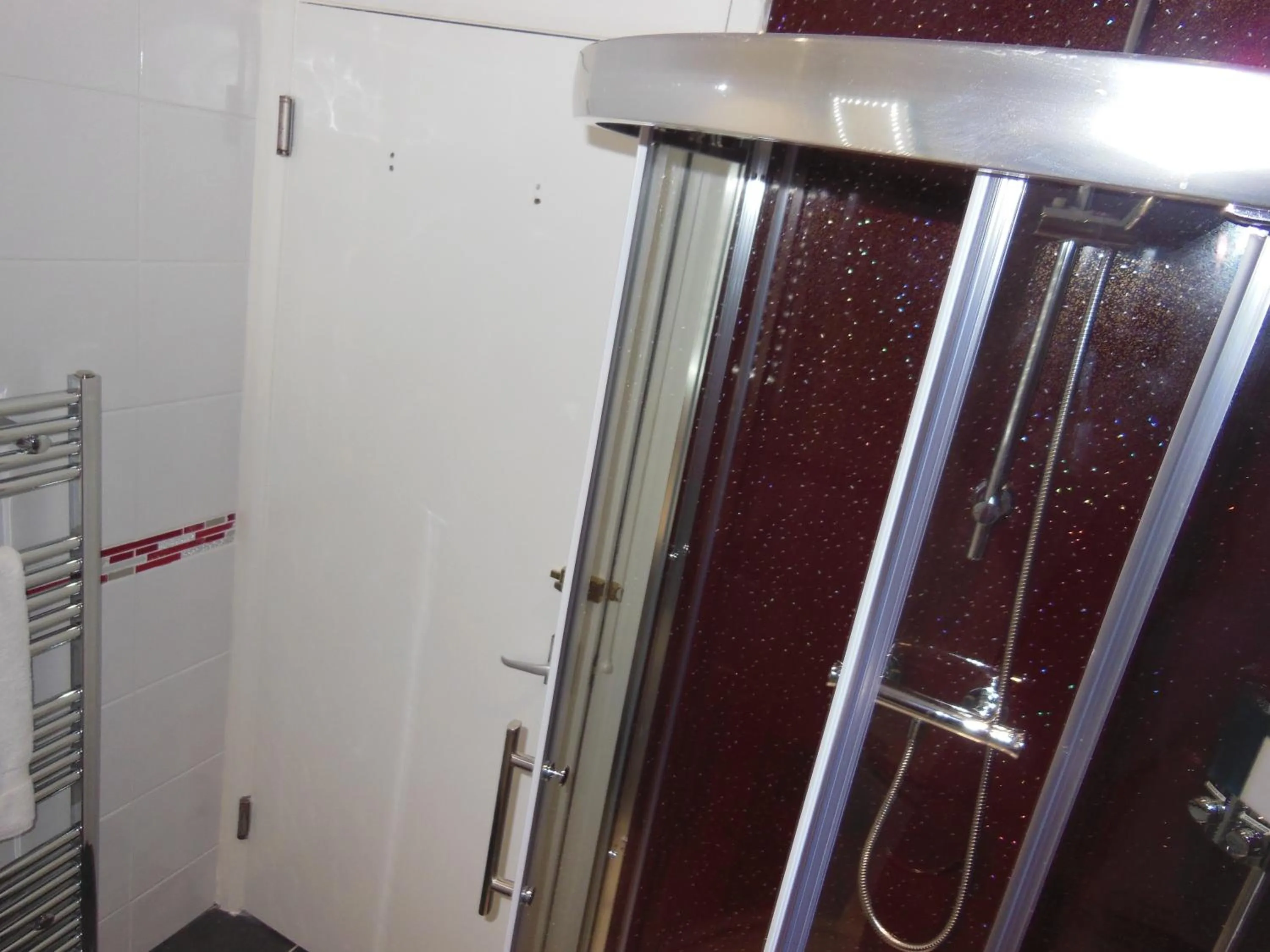 Shower in Y Giler Arms