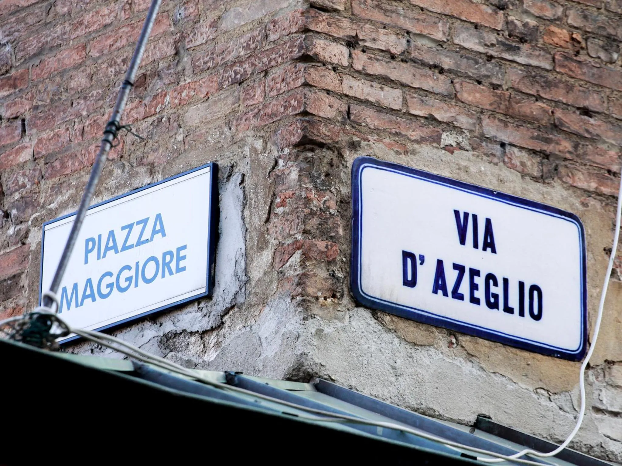 Property building in Casa Isolani Luxury Rooms Piazza Maggiore 1