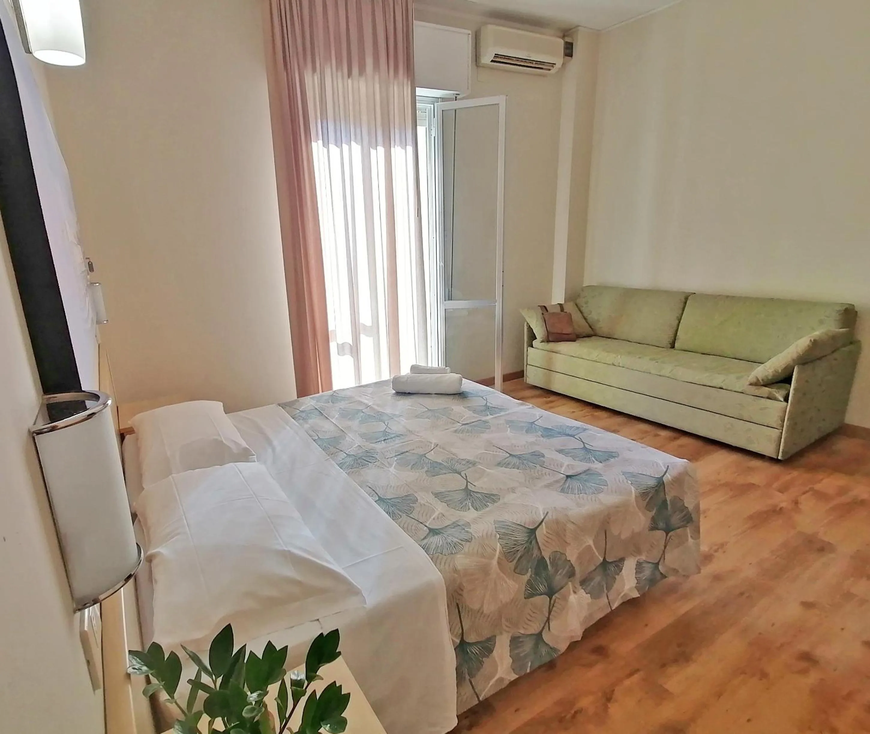 Bedroom, Bed in California Pastry Hotel