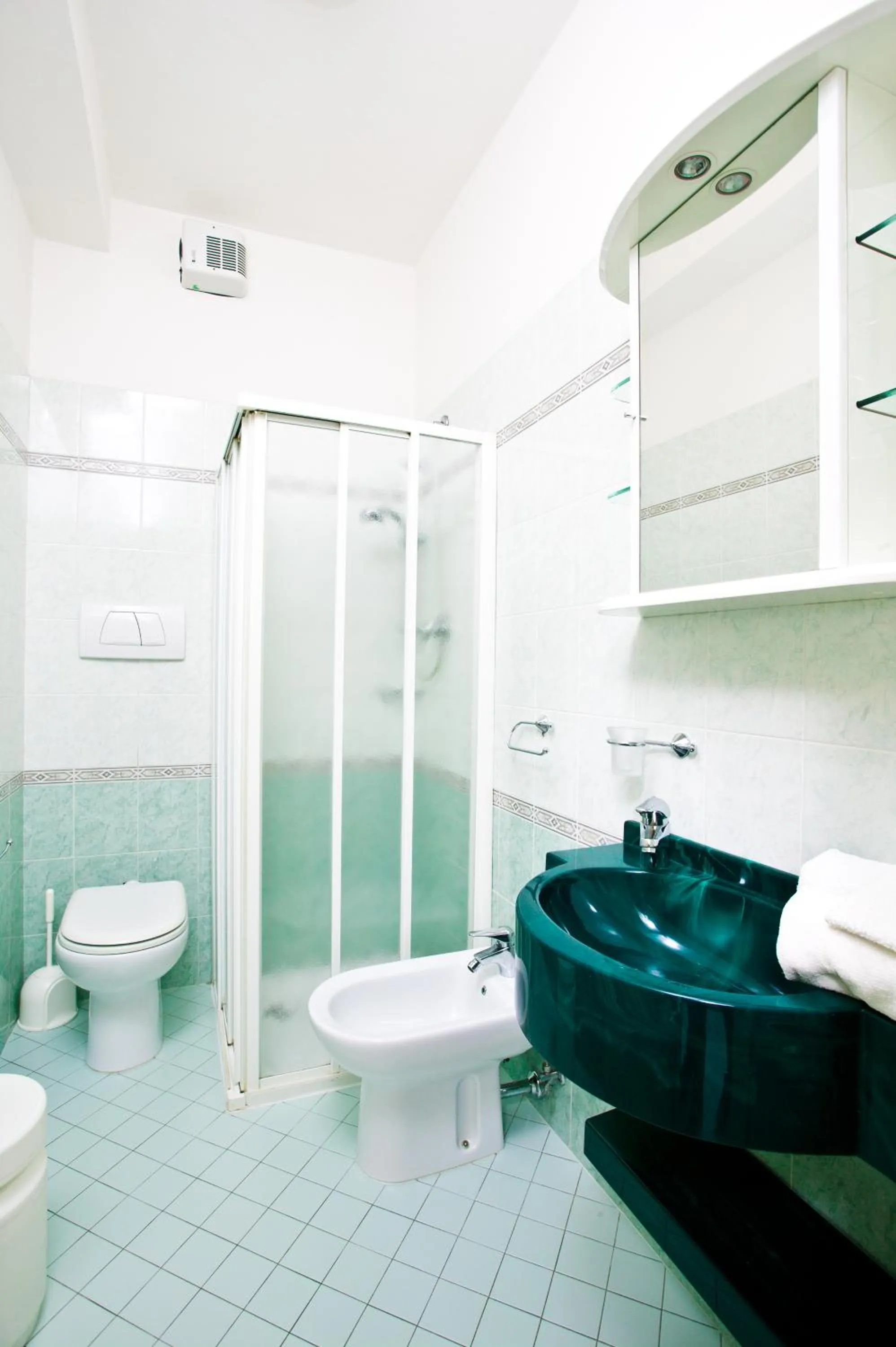 Shower in California Pastry Hotel