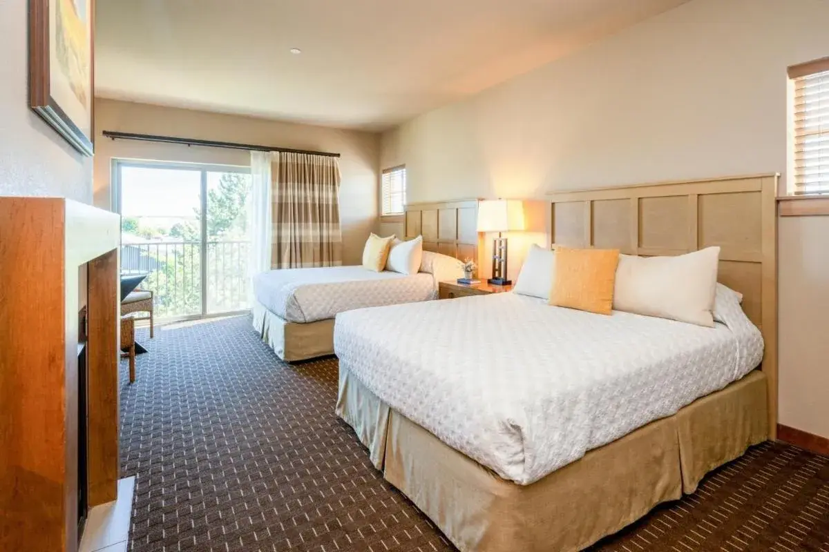 Superior Queen Room with Two Queen Beds in The Lodge at Columbia Point Superior Queen Room with Two Queen Beds in The Lodge at Columbia Point