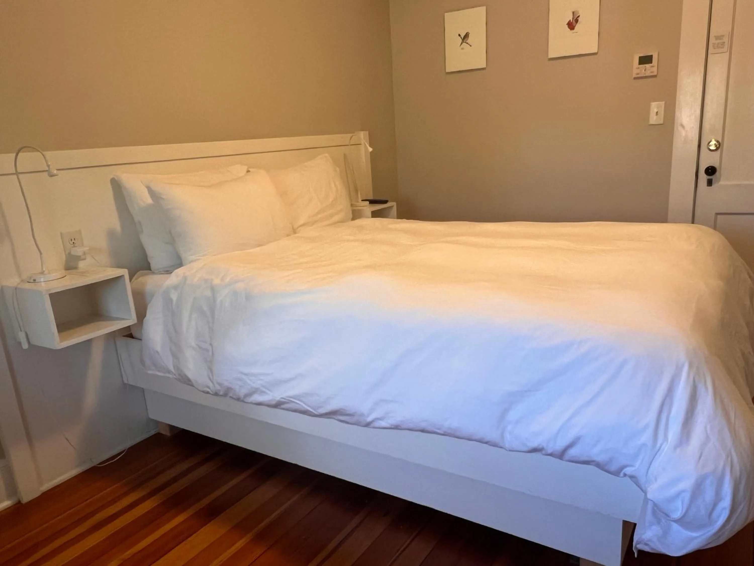 Bed in Lakehouse Inn