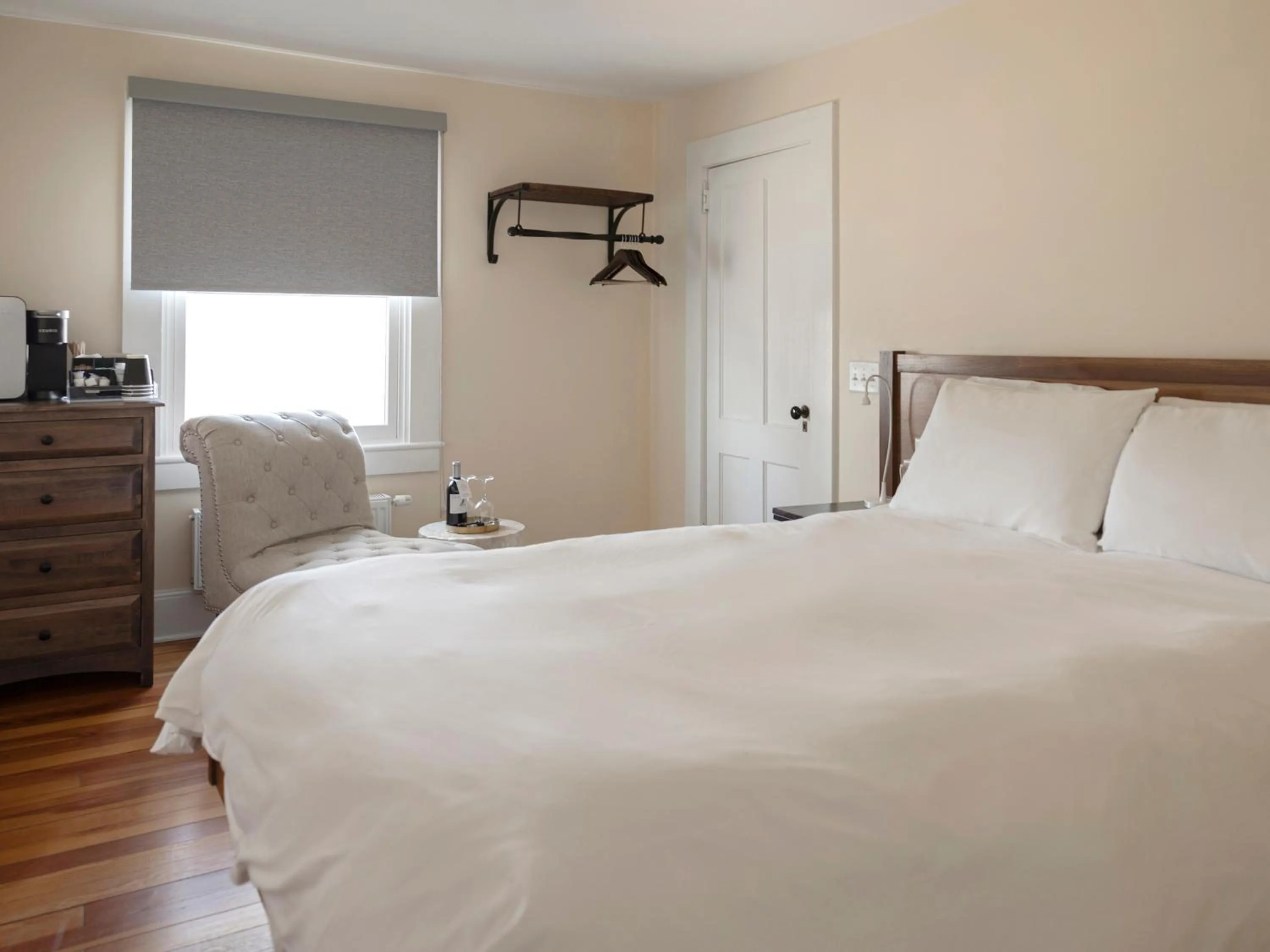 Bed in Lakehouse Inn