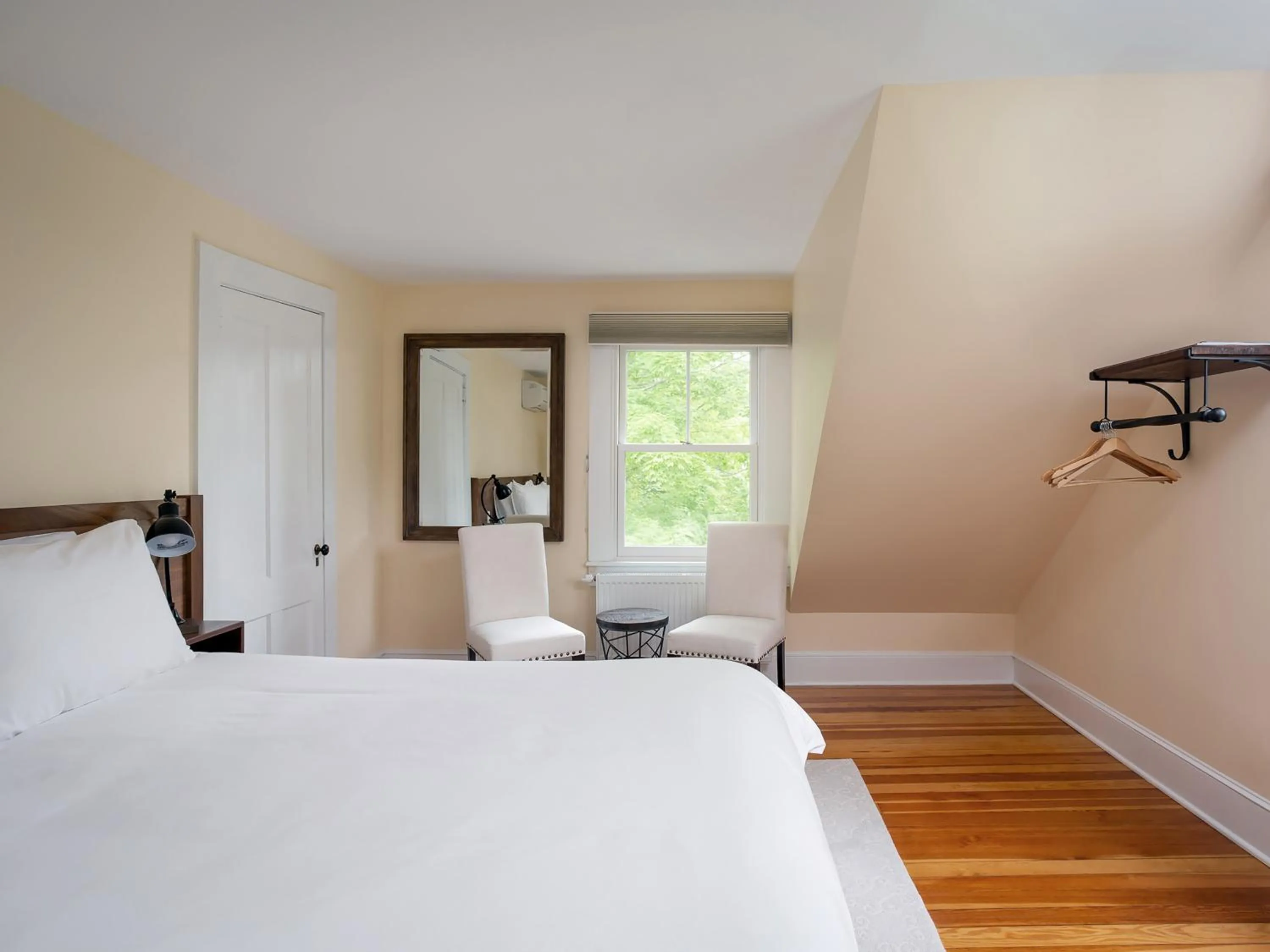 Bed in Lakehouse Inn