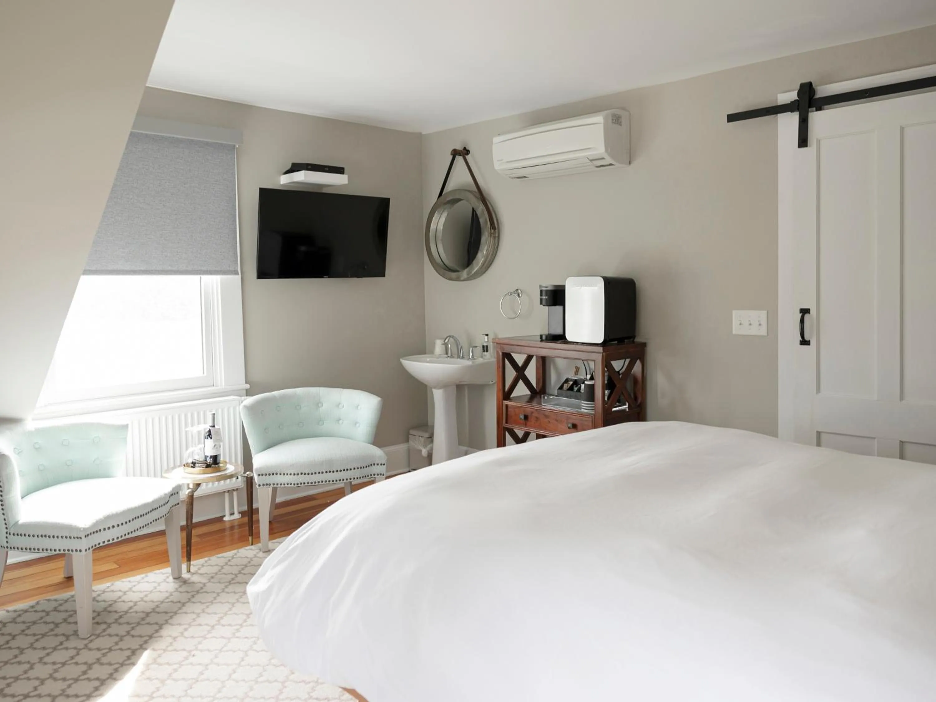 Bed in Lakehouse Inn