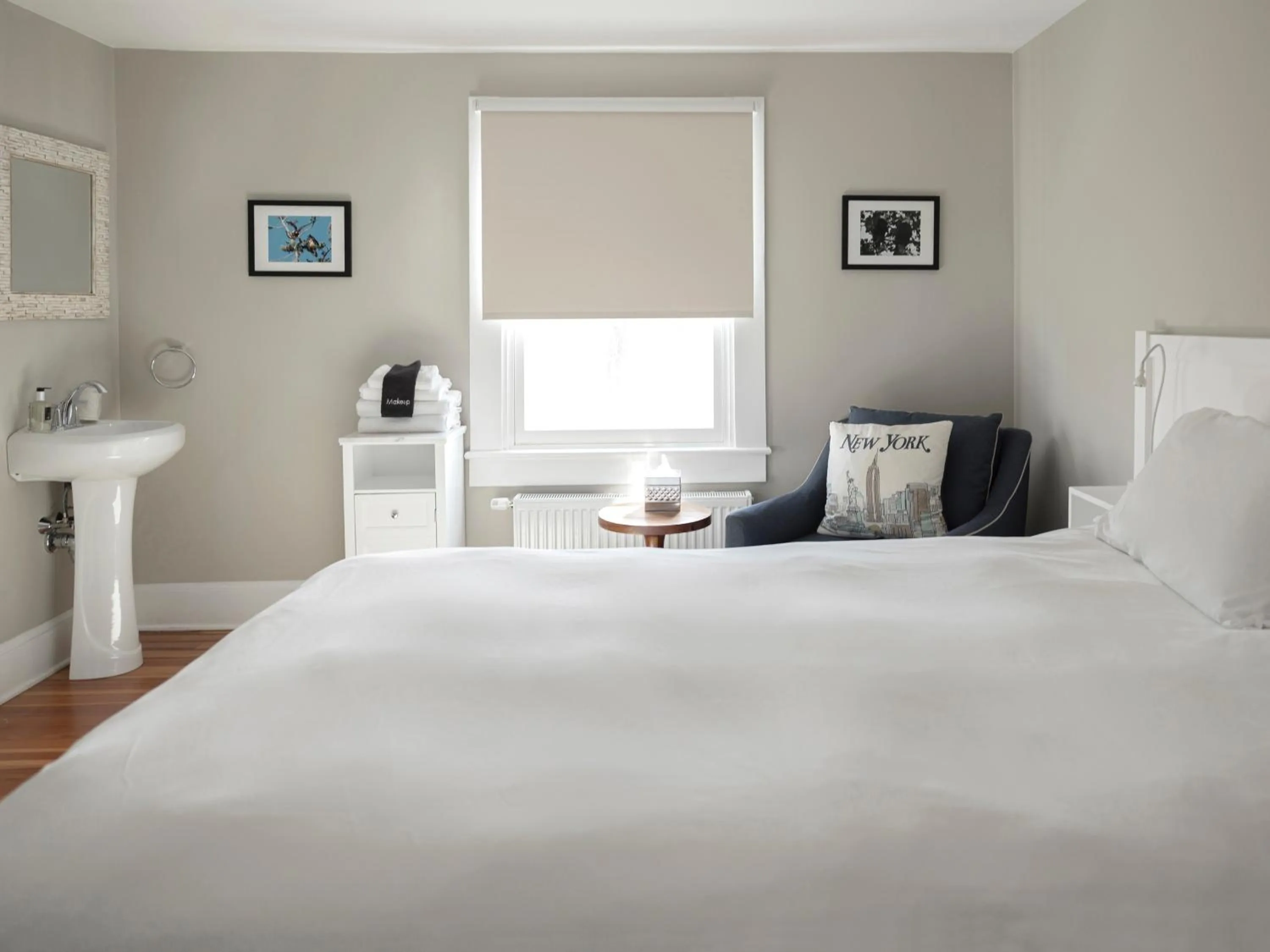 Bed in Lakehouse Inn