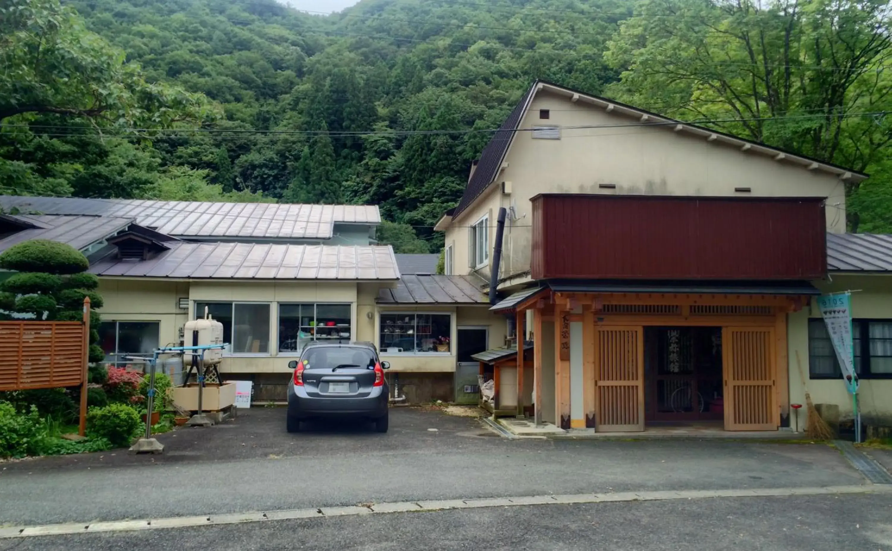 Facade/entrance in Onsen Minshuku Sakaeya Facade/entrance in Onsen Minshuku Sakaeya