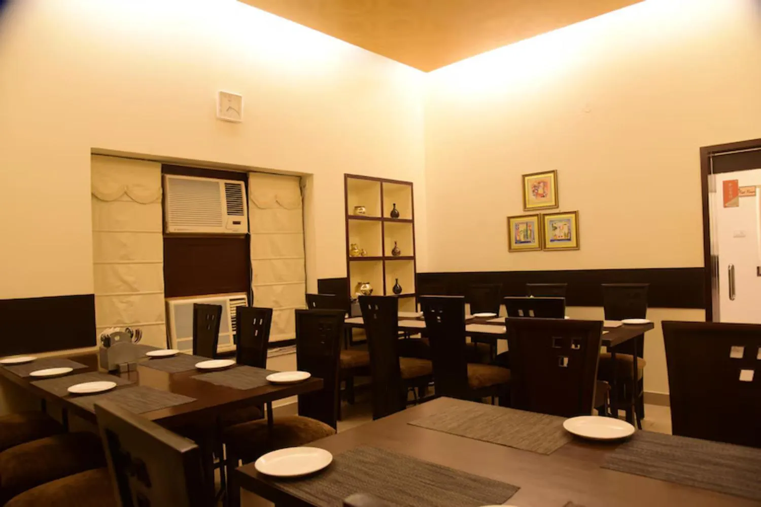 Restaurant/places to eat in Hotel Cresent - Near Assi Ghat