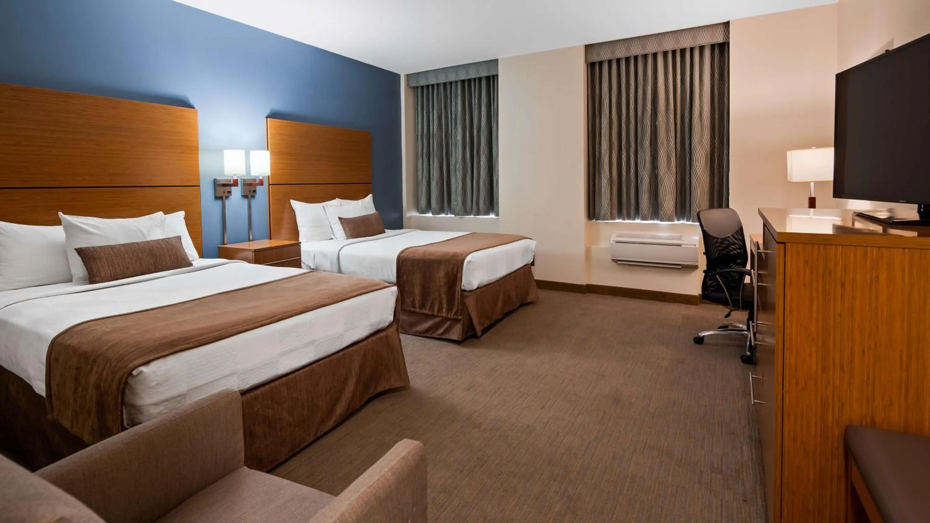 Photo of the whole room, Bed in Best Western Plus Philadelphia Convention Center Hotel