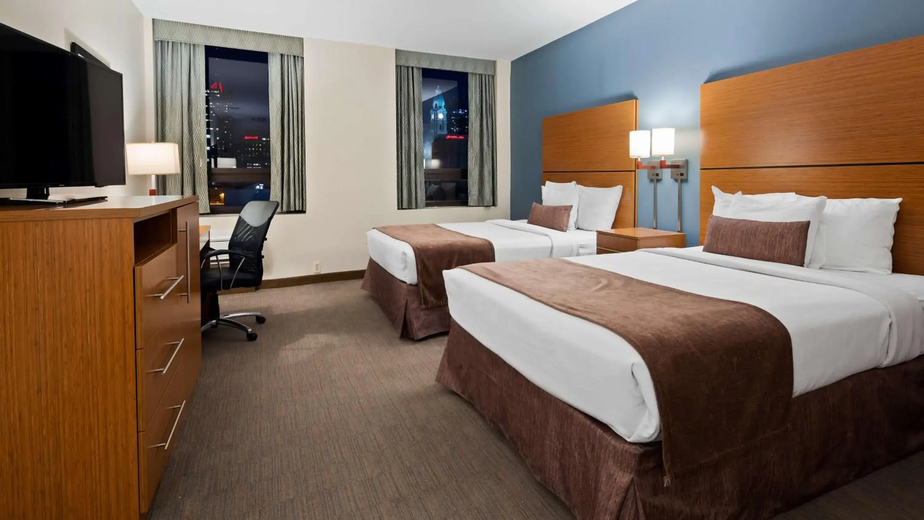 Deluxe Room with Two Double Beds in Best Western Plus Philadelphia Convention Center Hotel Deluxe Room with Two Double Beds in Best Western Plus Philadelphia Convention Center Hotel