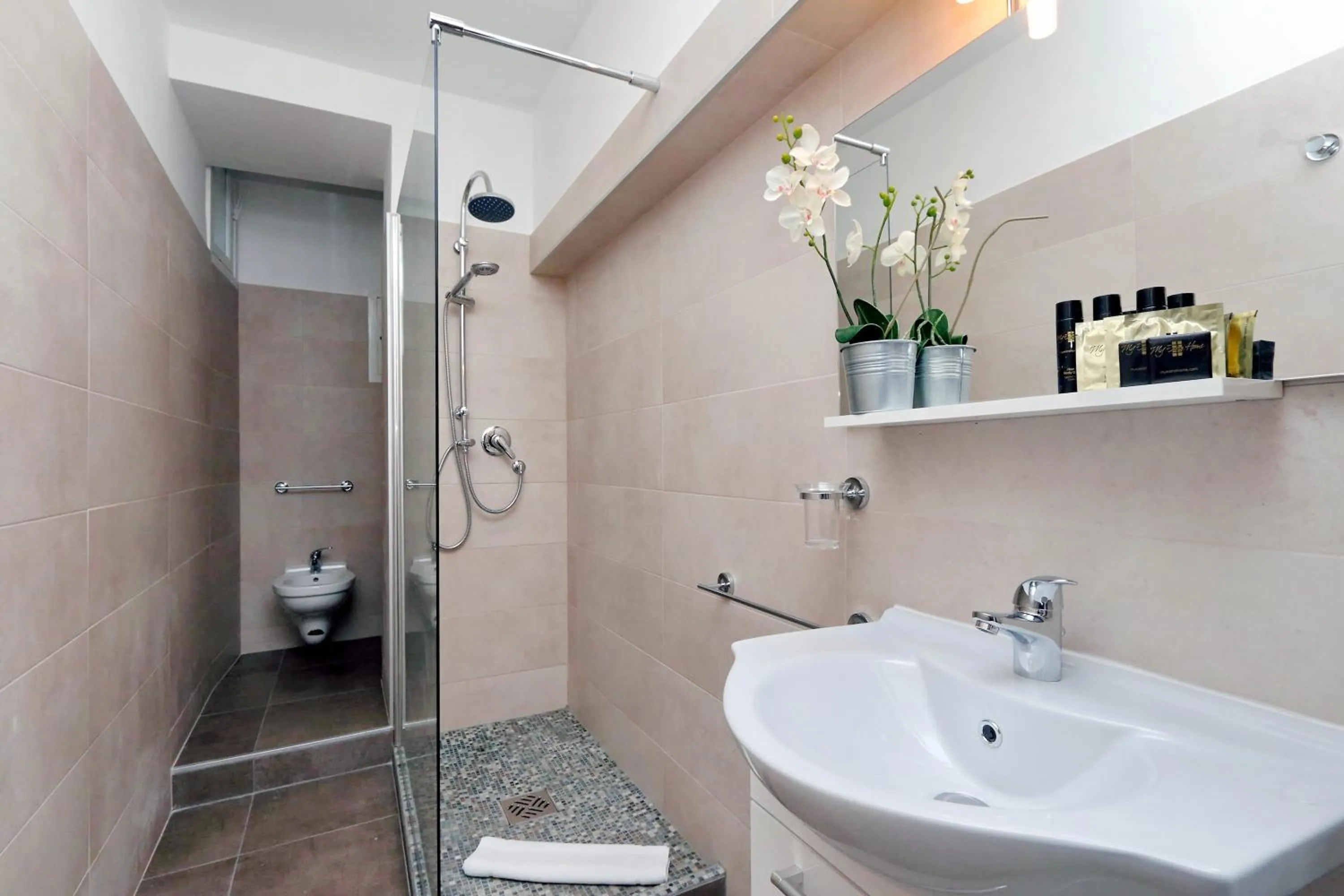 Bathroom in RomeAsYouLike-Monti Experience 295