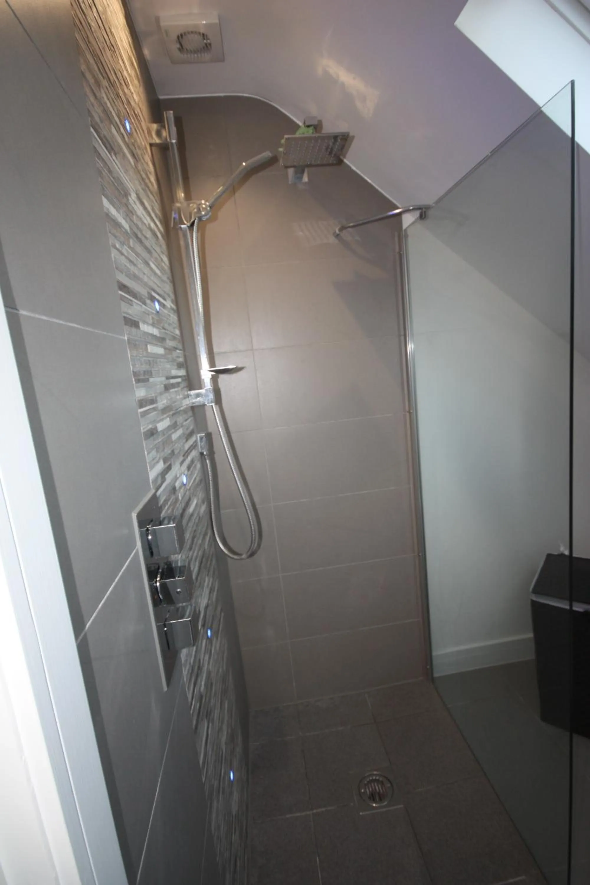 Shower in Four Corners Holiday Home Hot Tub & Sauna