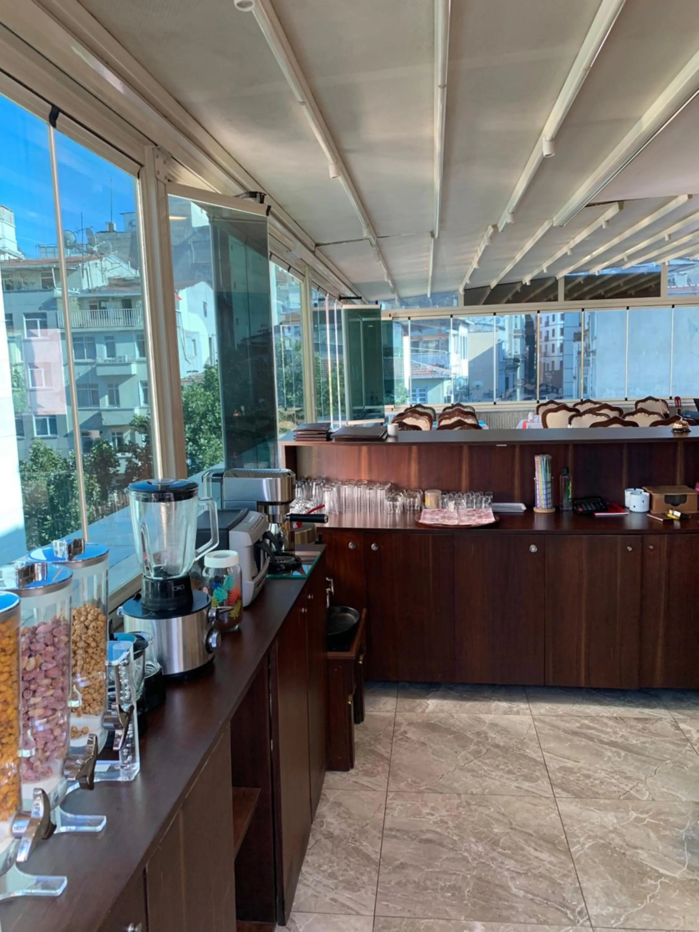 Restaurant/places to eat in Napolyon hotel