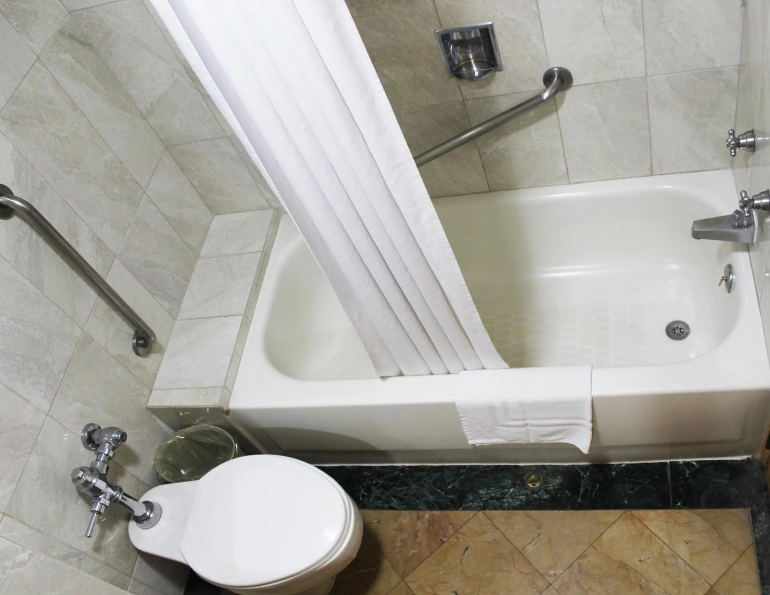 Bathroom in Hotel Las Americas