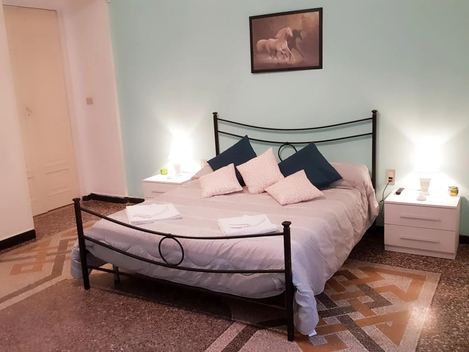 Photo of the whole room, Bed in Royal Suite