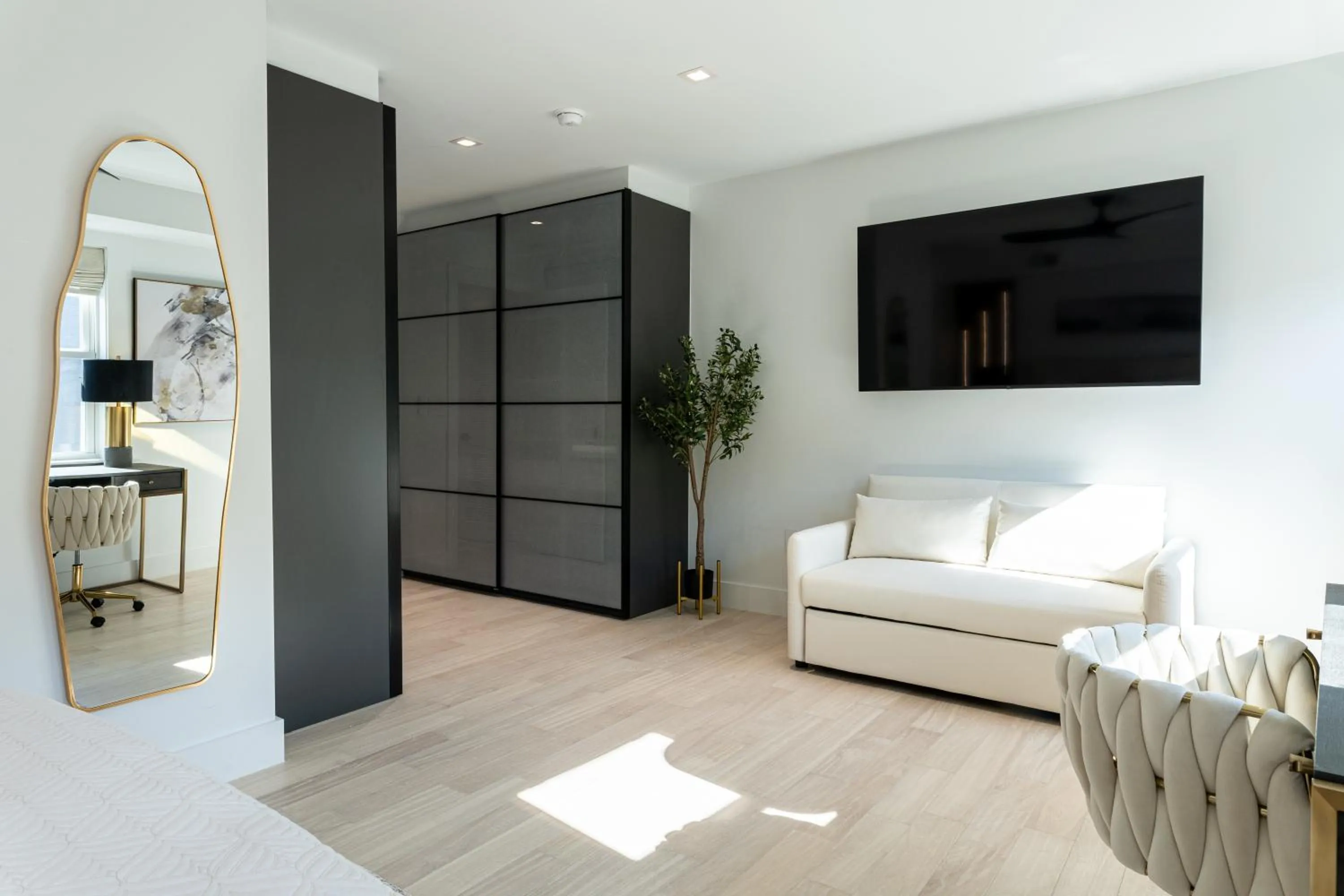 Bed in The Georgetown House Inn