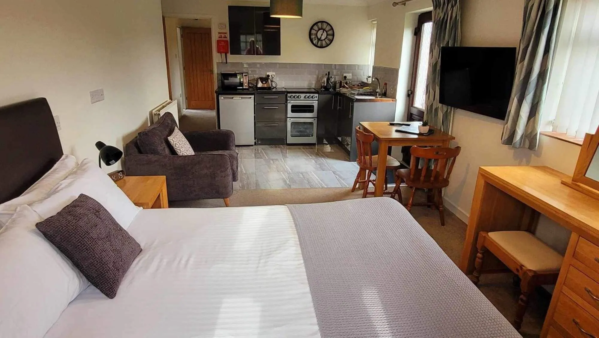Kitchen or kitchenette, Bed in Church Farm Guest House