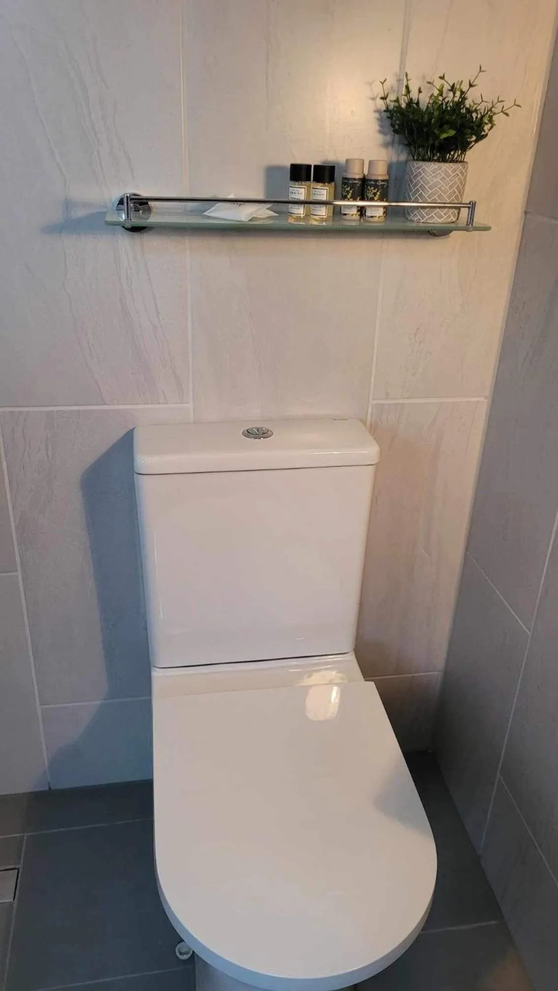 Toilet in Church Farm Guest House