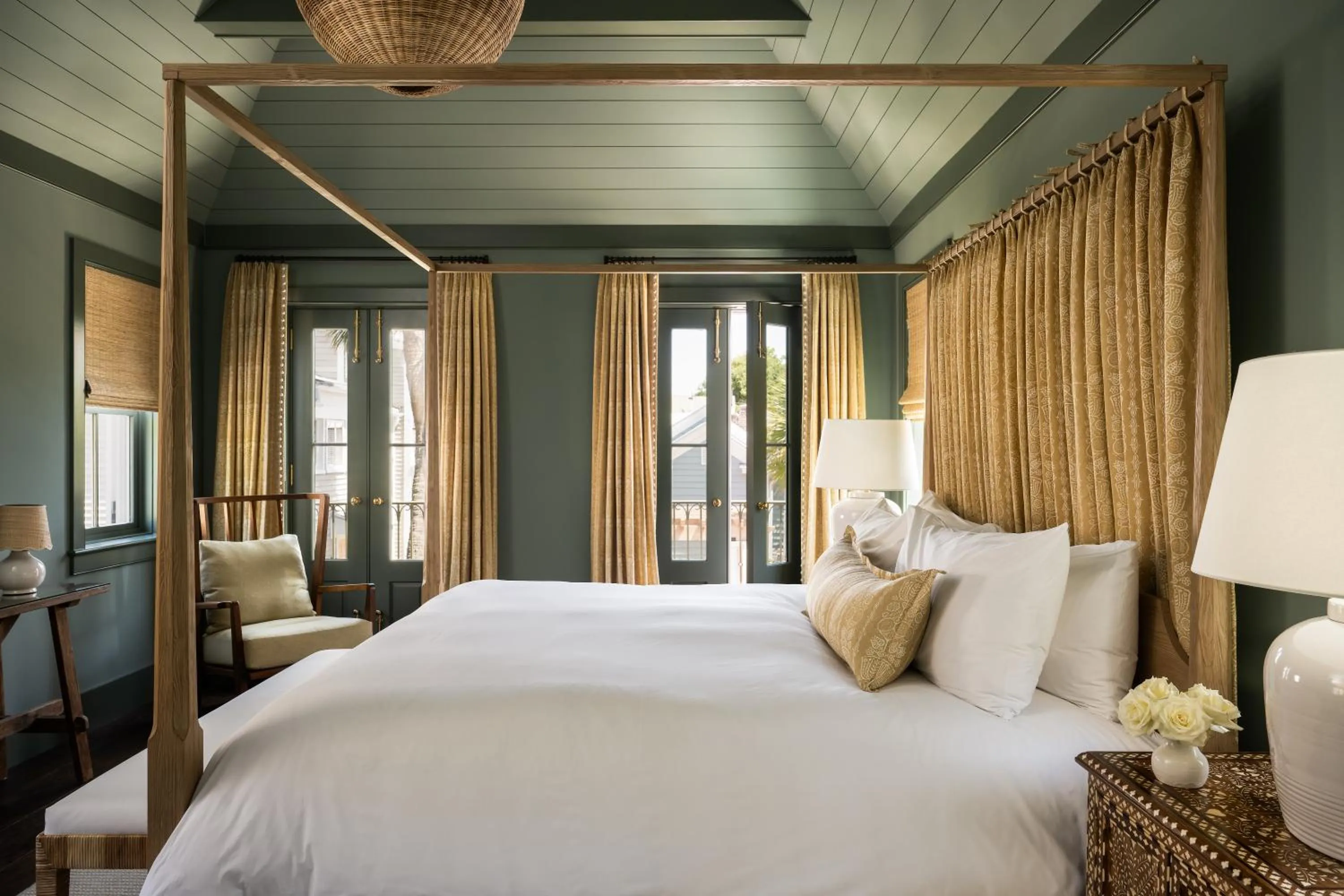 Bed in 86 Cannon Charleston - Adults Only