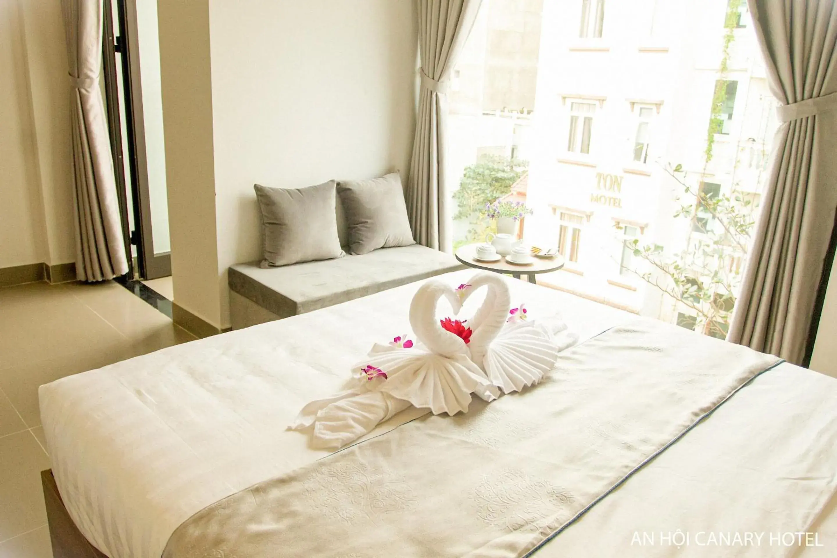 Deluxe Triple Room in An Hoi Canary Hotel Deluxe Triple Room in An Hoi Canary Hotel