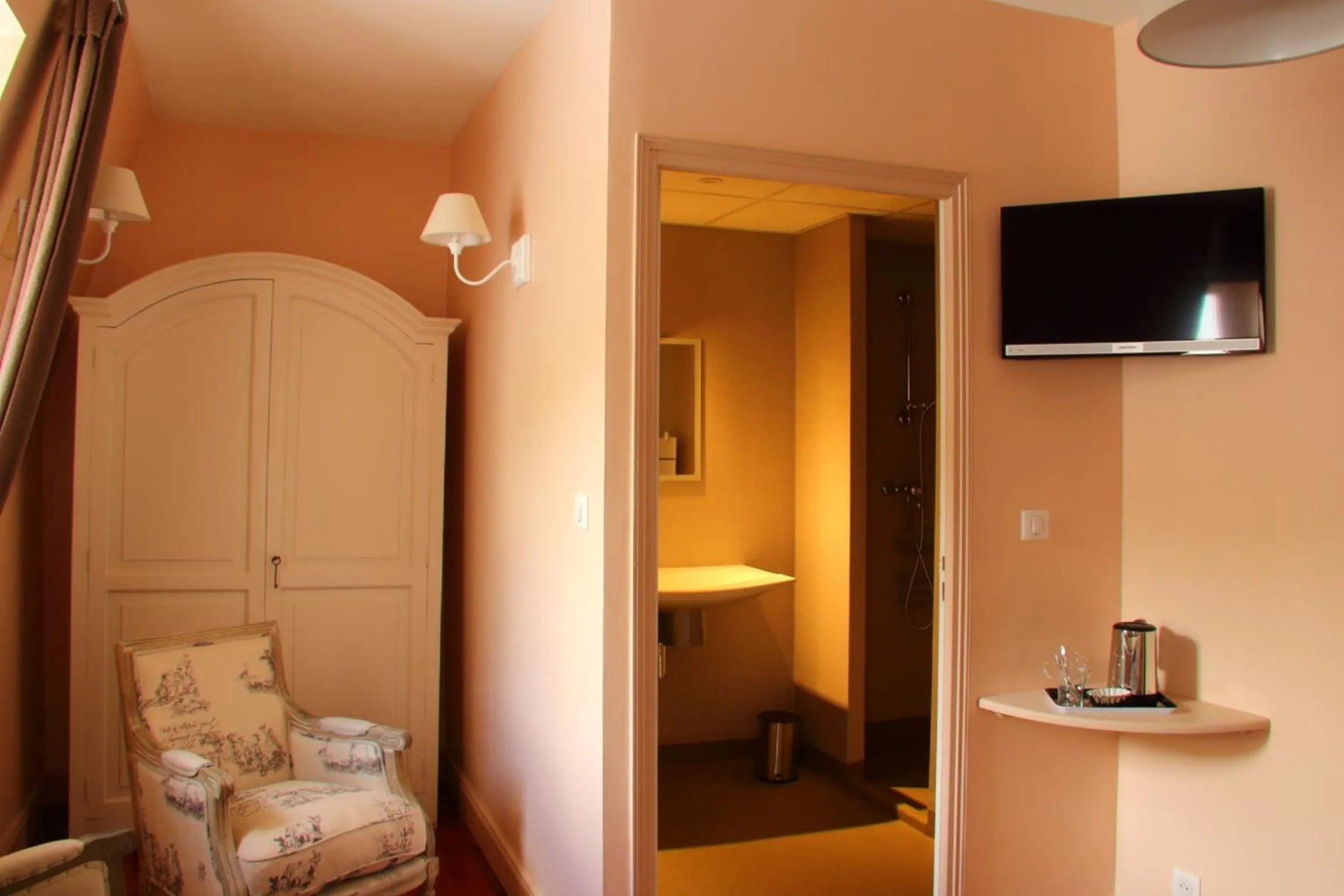 Shower, Bed in Auberge Les Volcans