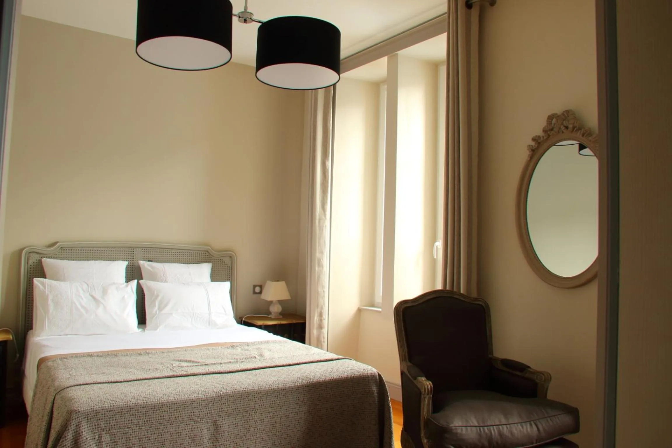 Shower, Bed in Auberge Les Volcans