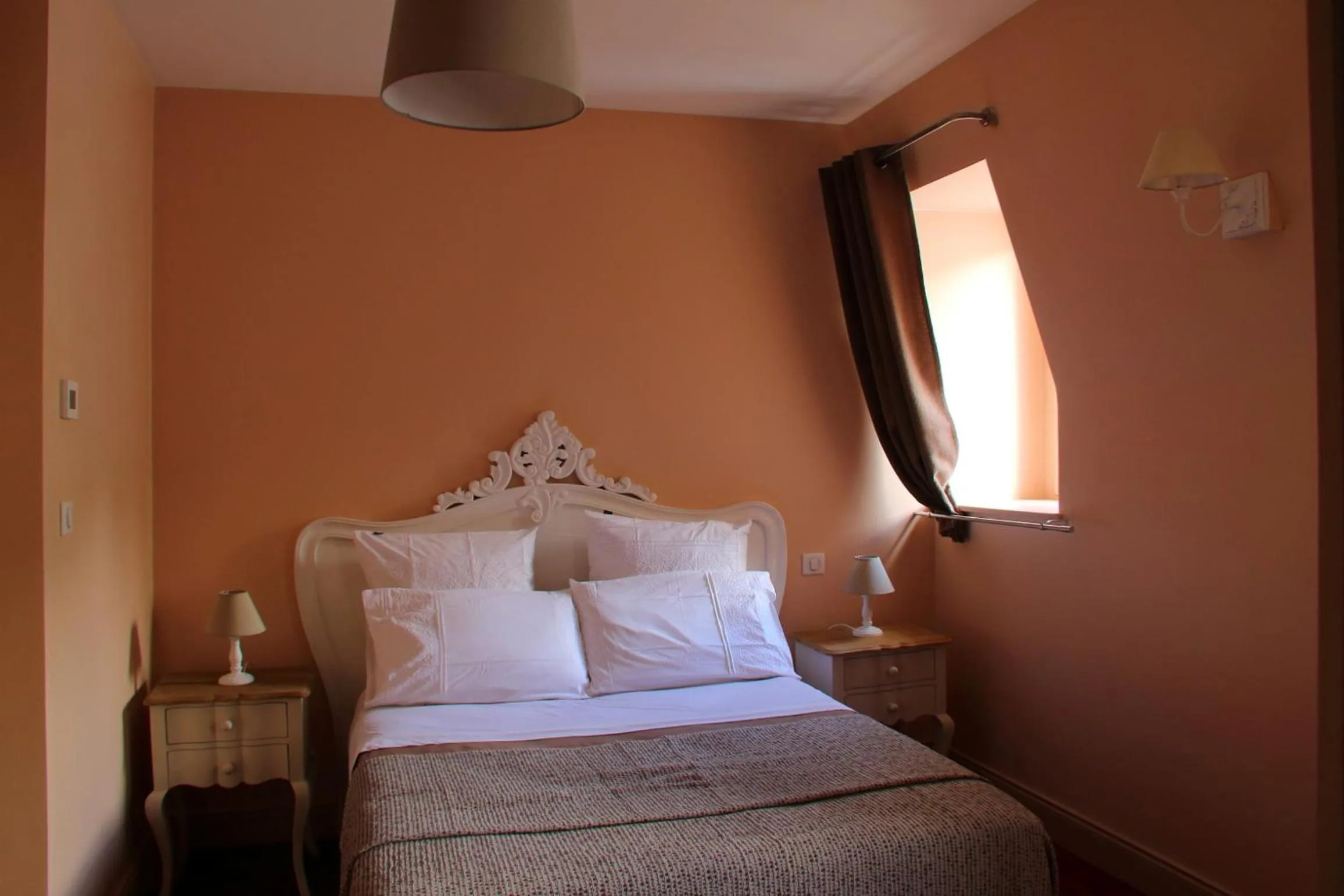 Shower, Bed in Auberge Les Volcans