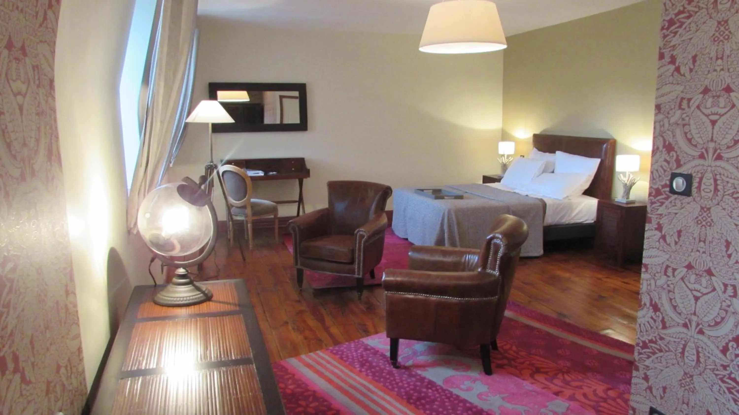 Shower, Bed in Auberge Les Volcans