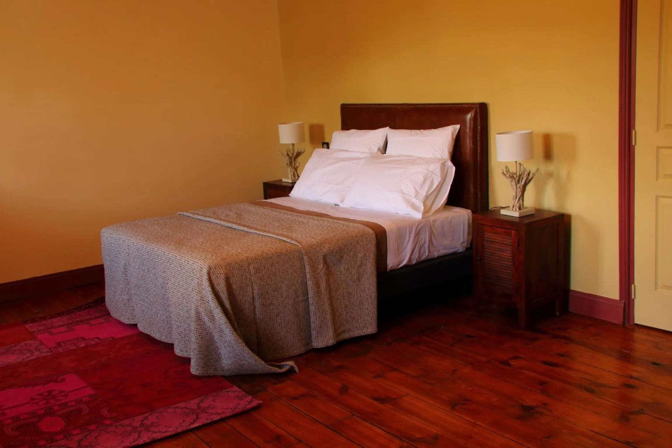 Shower, Bed in Auberge Les Volcans