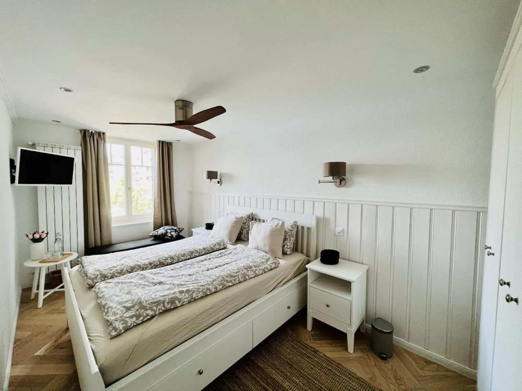 Double room "Classique" with partial lake view and public balcony - single occupancy in Boutique Hotel Niesenblick - direkt am Thunersee gelegen mit SELF CHECK IN & digitaler Rezeption Double room "Classique" with partial lake view and public balcony - single occupancy in Boutique Hotel Niesenblick - direkt am Thunersee gelegen mit SELF CHECK IN & digitaler Rezeption