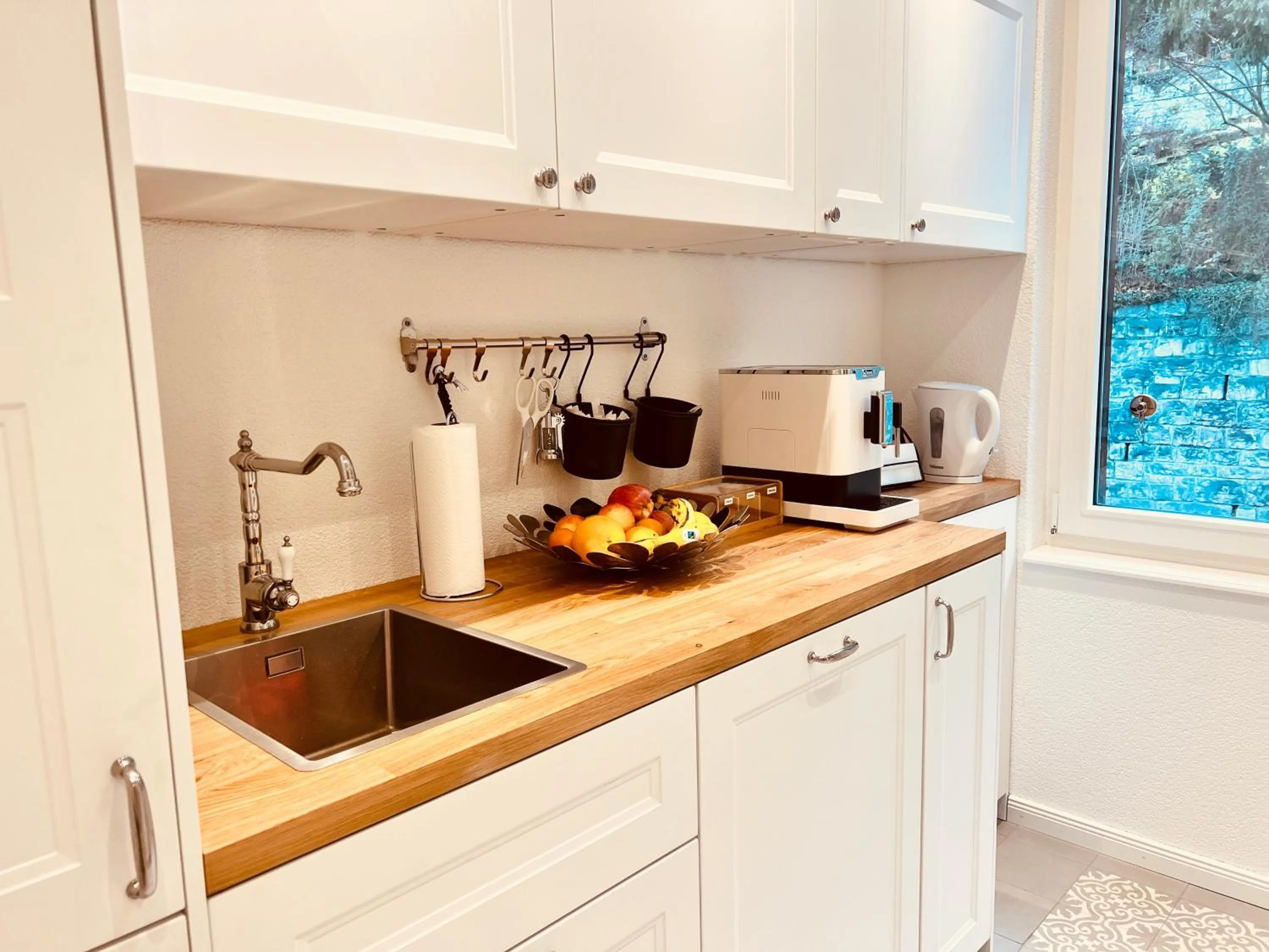 Kitchen or kitchenette in Boutique Hotel Niesenblick - direkt am Thunersee gelegen mit SELF CHECK IN & digitaler Rezeption