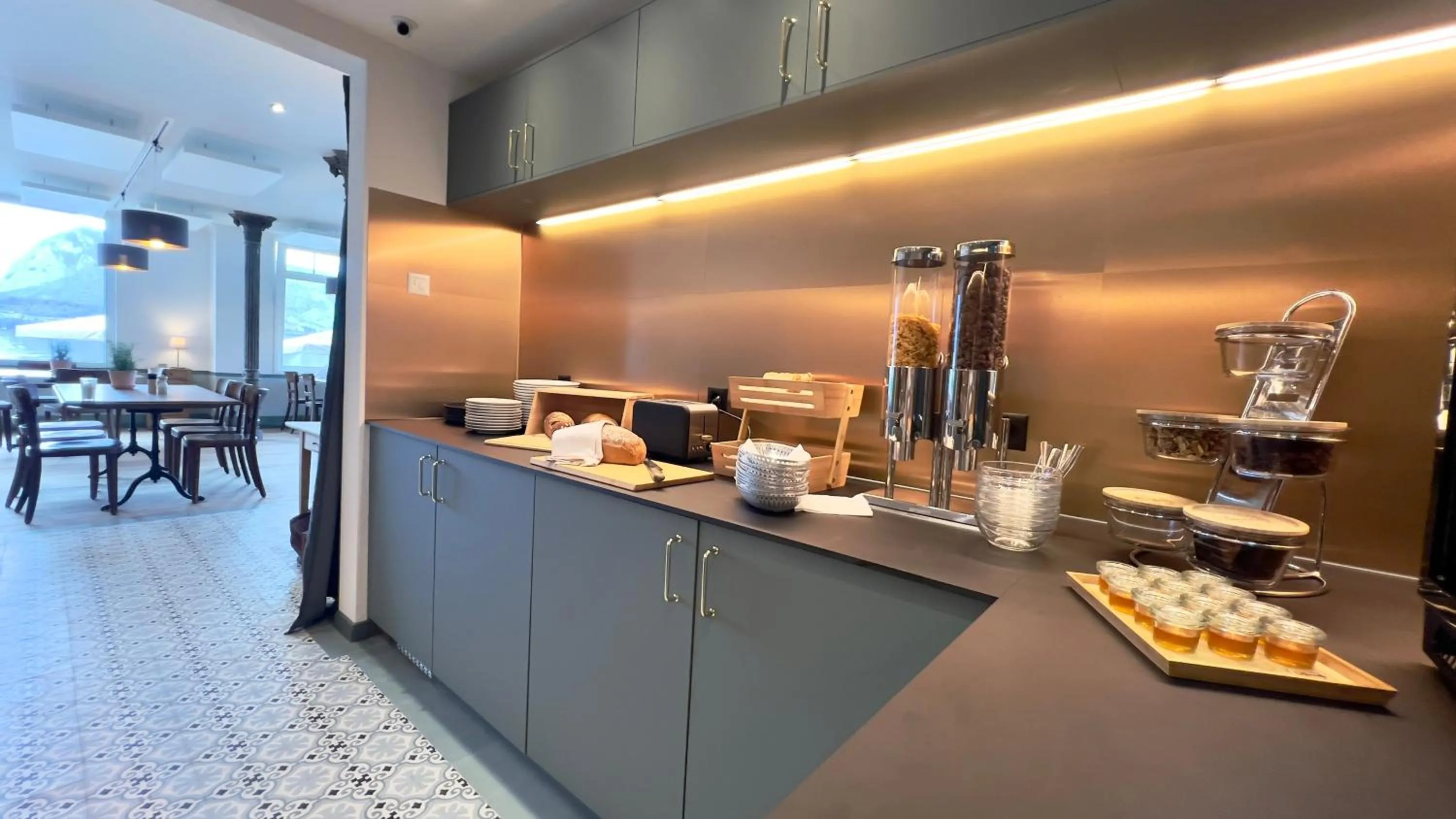 Breakfast in Boutique Hotel Niesenblick - direkt am Thunersee gelegen mit SELF CHECK IN & digitaler Rezeption