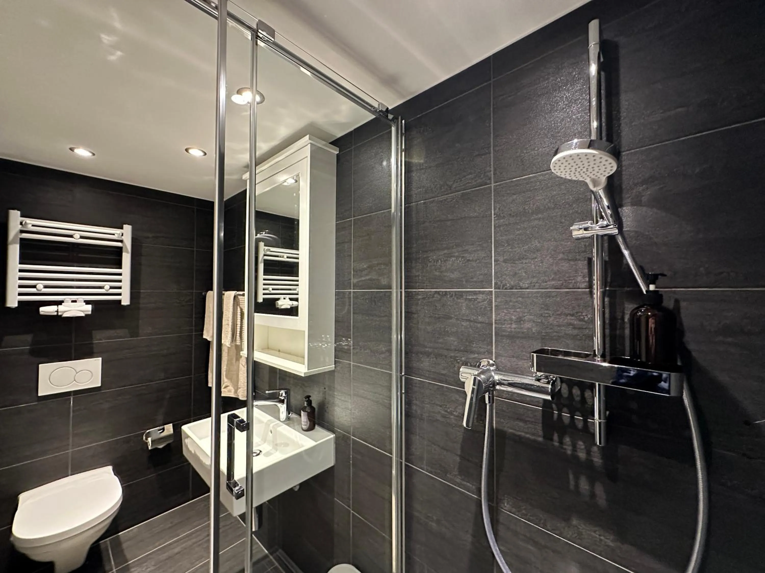 Bathroom in Boutique Hotel Niesenblick - direkt am Thunersee gelegen mit SELF CHECK IN & digitaler Rezeption