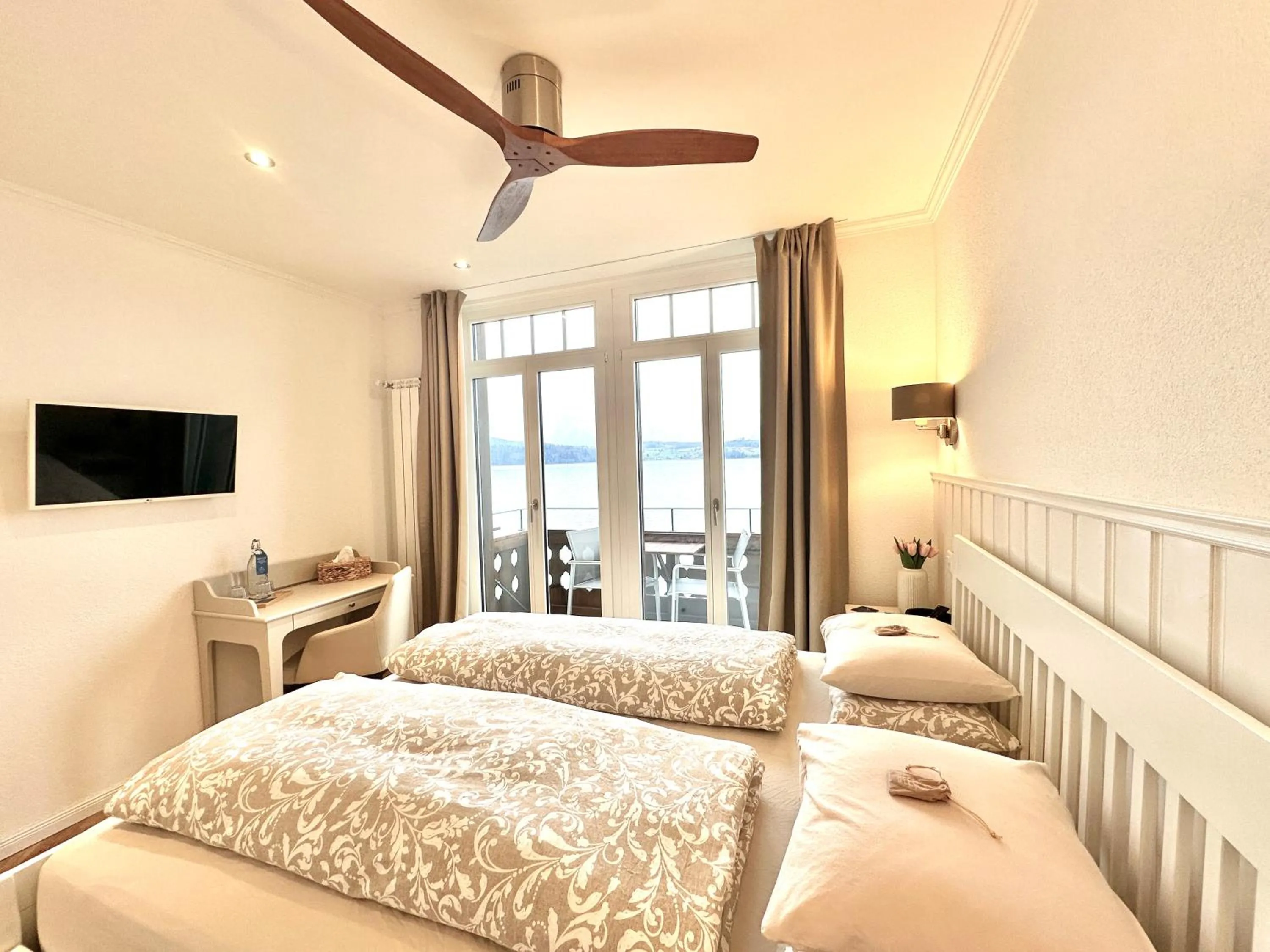 Photo of the whole room, Bed in Boutique Hotel Niesenblick - direkt am Thunersee gelegen mit SELF CHECK IN & digitaler Rezeption