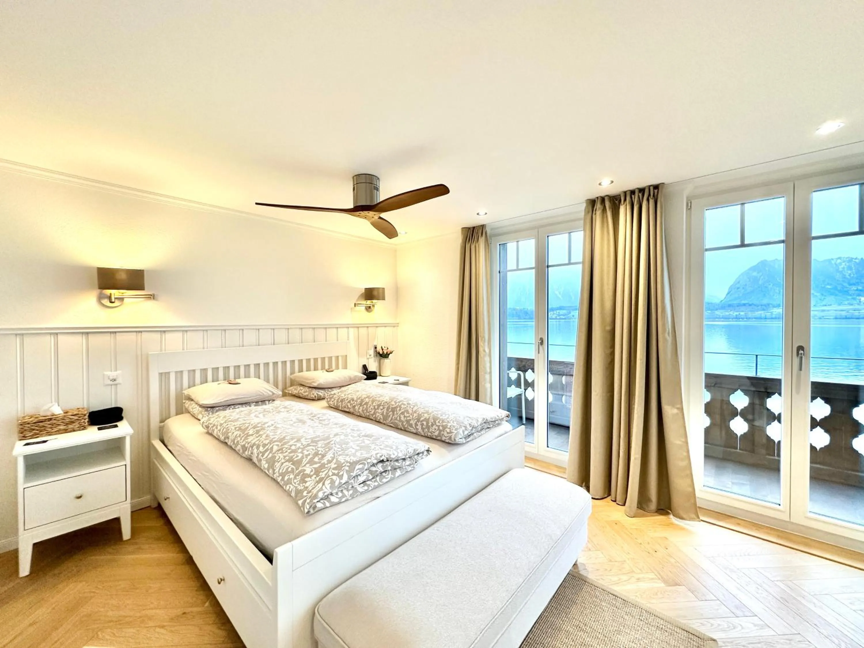 Photo of the whole room, Bed in Boutique Hotel Niesenblick - direkt am Thunersee gelegen mit SELF CHECK IN & digitaler Rezeption