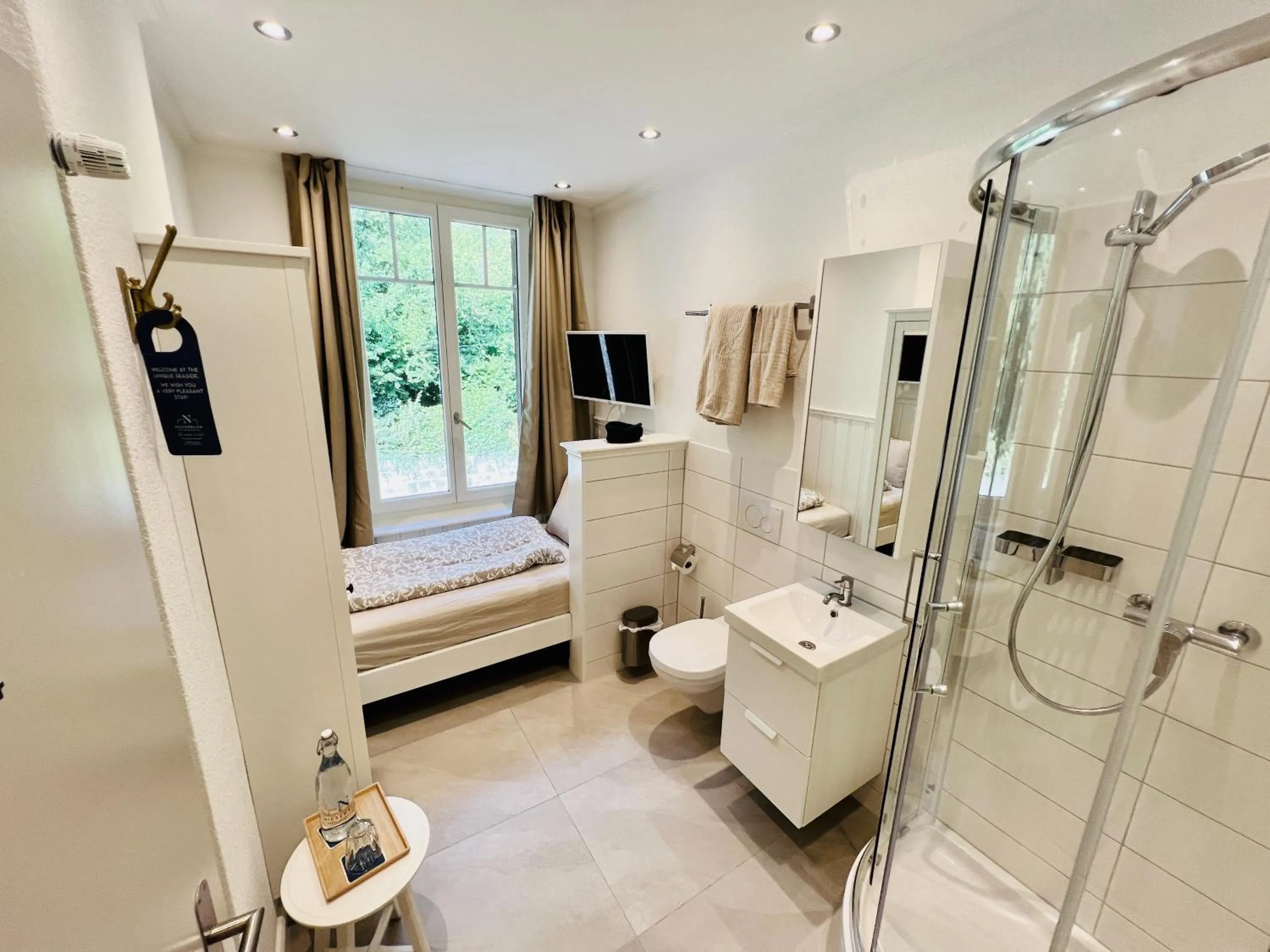 Photo of the whole room in Boutique Hotel Niesenblick - direkt am Thunersee gelegen mit SELF CHECK IN & digitaler Rezeption