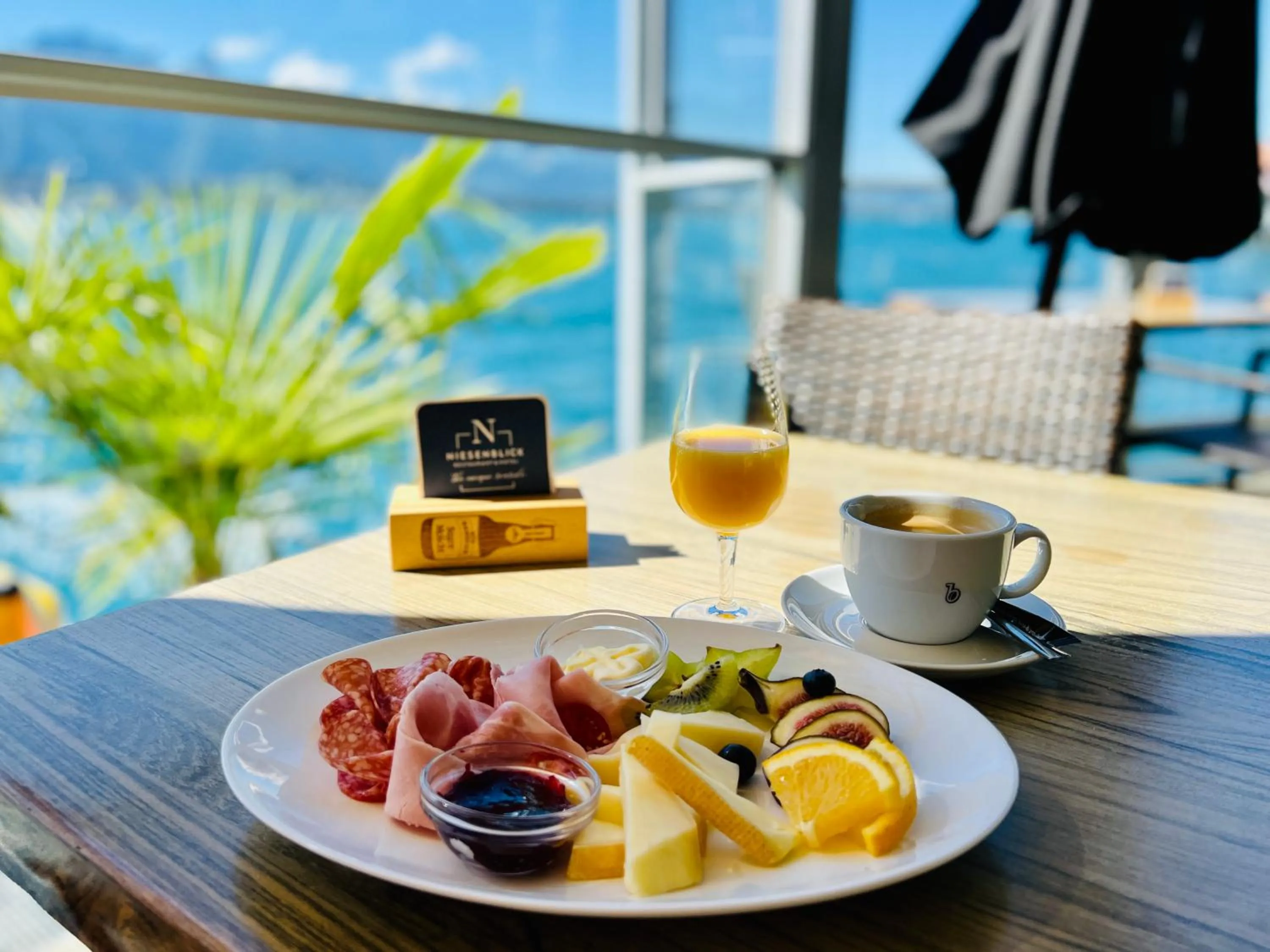 Breakfast in Boutique Hotel Niesenblick - direkt am Thunersee gelegen mit SELF CHECK IN & digitaler Rezeption