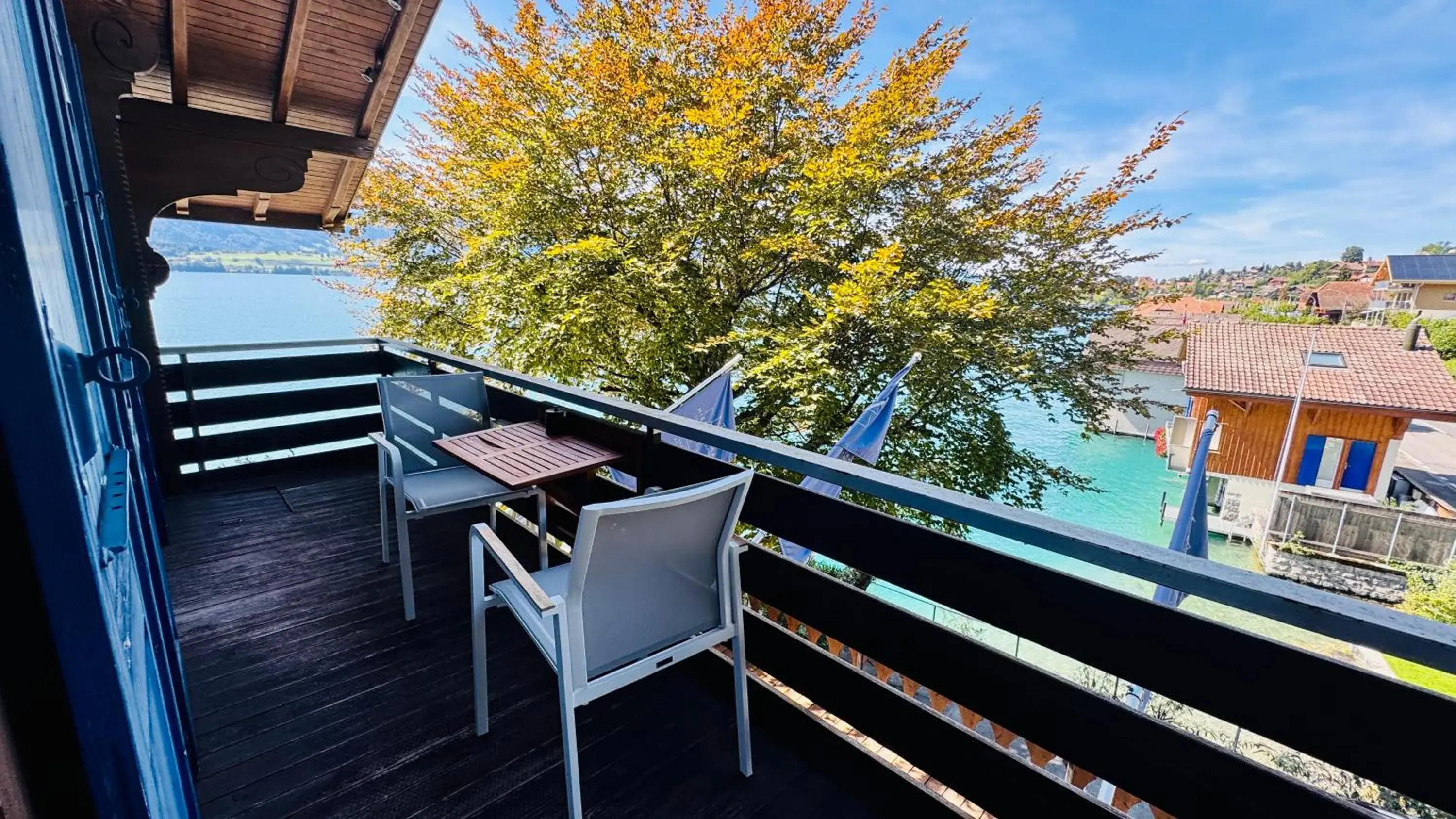 Doppelzimmer "Balcony" mit seitlichem Seeblick und eigenem Balkon - single occupancy in Boutique Hotel Niesenblick - direkt am Thunersee gelegen mit SELF CHECK IN & digitaler Rezeption Doppelzimmer "Balcony" mit seitlichem Seeblick und eigenem Balkon - single occupancy in Boutique Hotel Niesenblick - direkt am Thunersee gelegen mit SELF CHECK IN & digitaler Rezeption