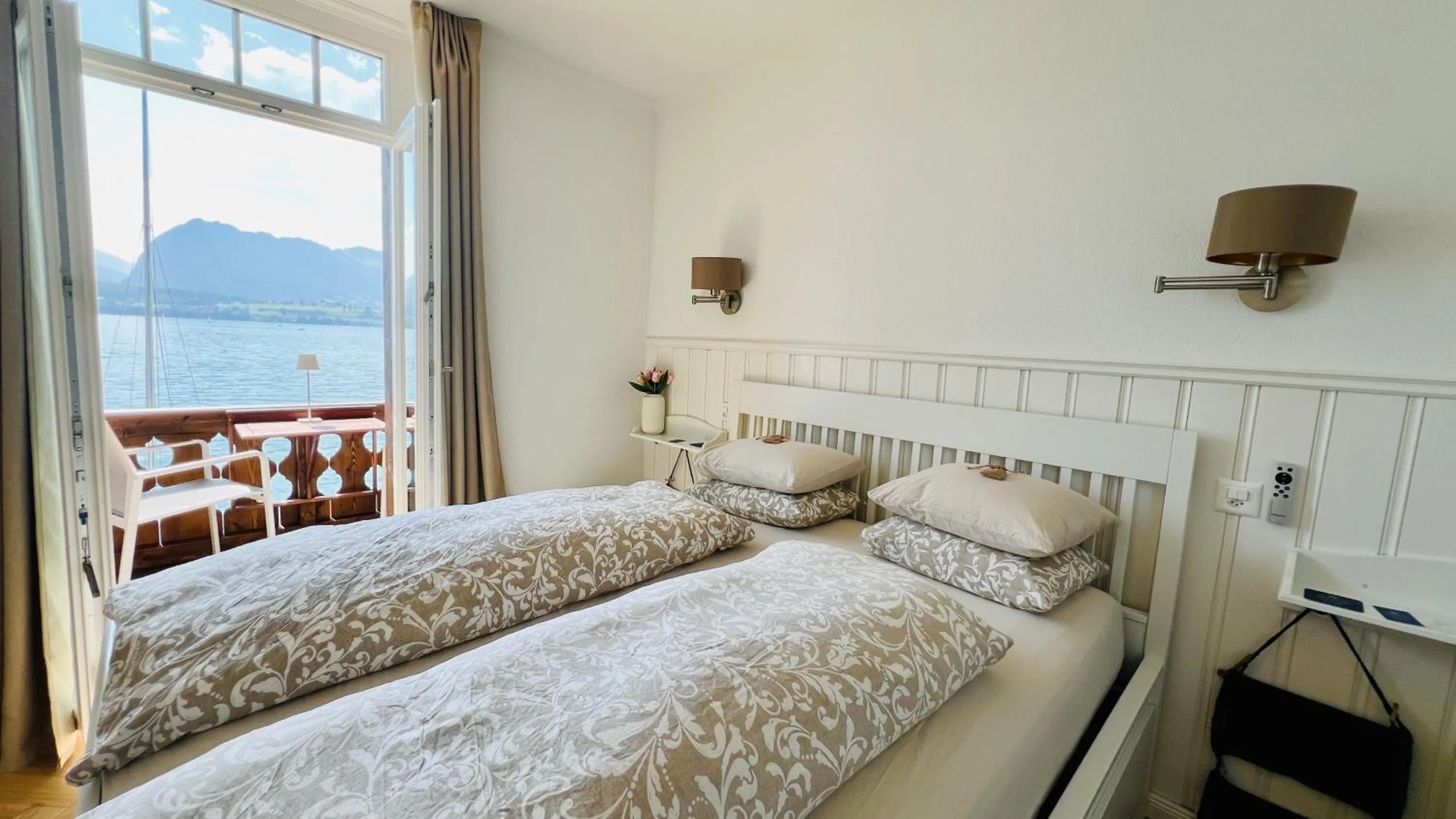 Photo of the whole room, Bed in Boutique Hotel Niesenblick - direkt am Thunersee gelegen mit SELF CHECK IN & digitaler Rezeption