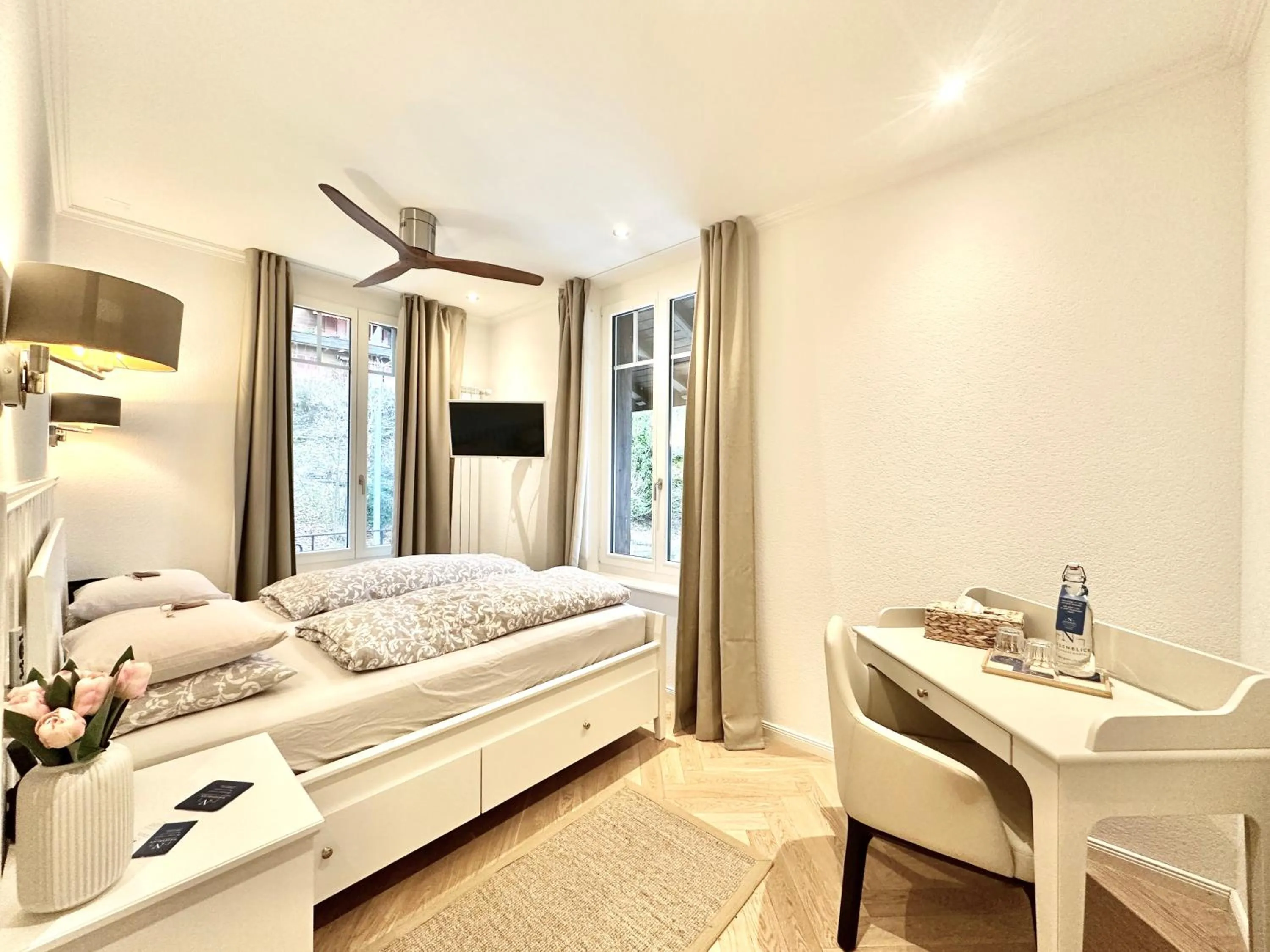 Photo of the whole room, Bed in Boutique Hotel Niesenblick - direkt am Thunersee gelegen mit SELF CHECK IN & digitaler Rezeption